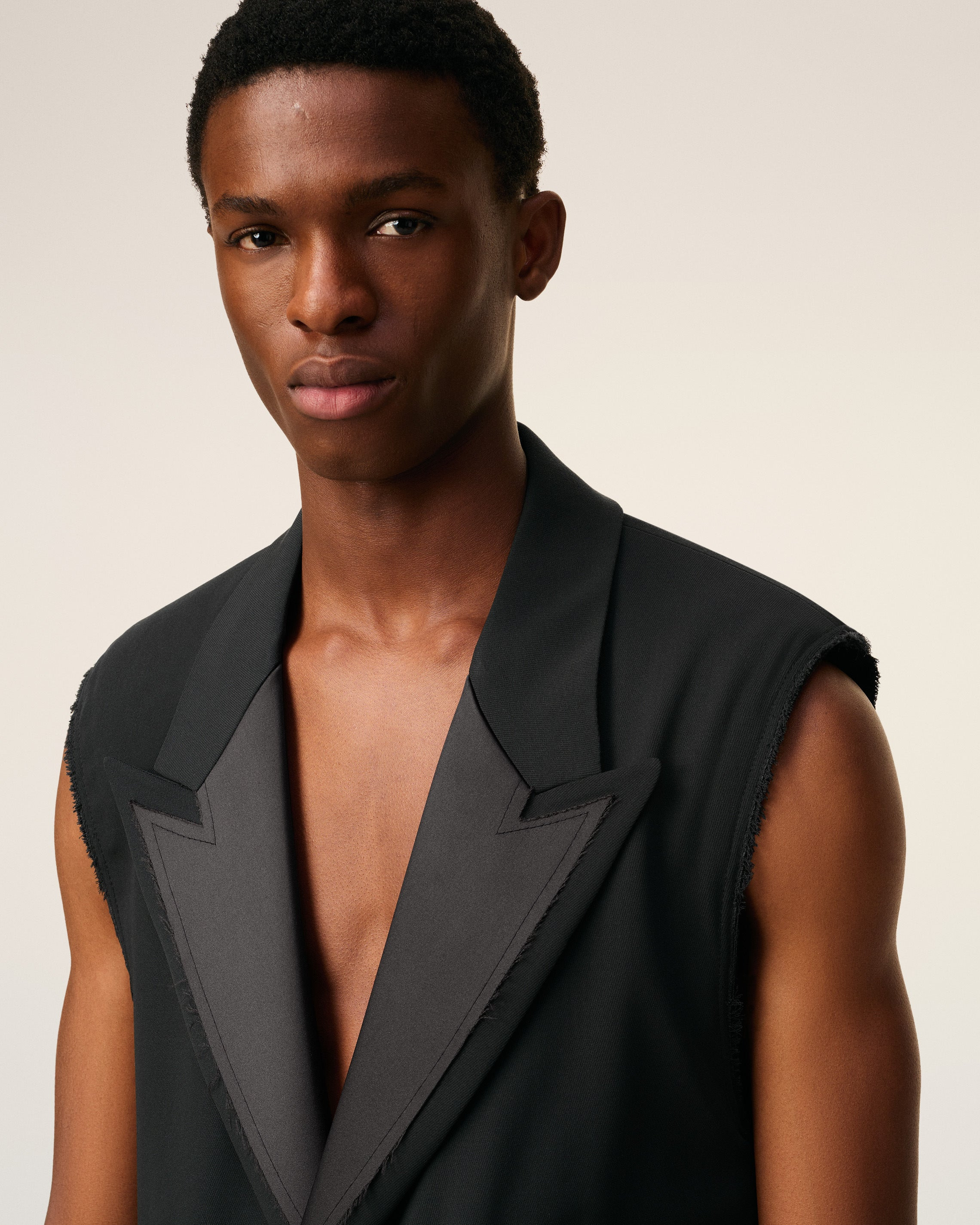 BLACK WOOL SLEEVELESS SMOKING JACKET - 4