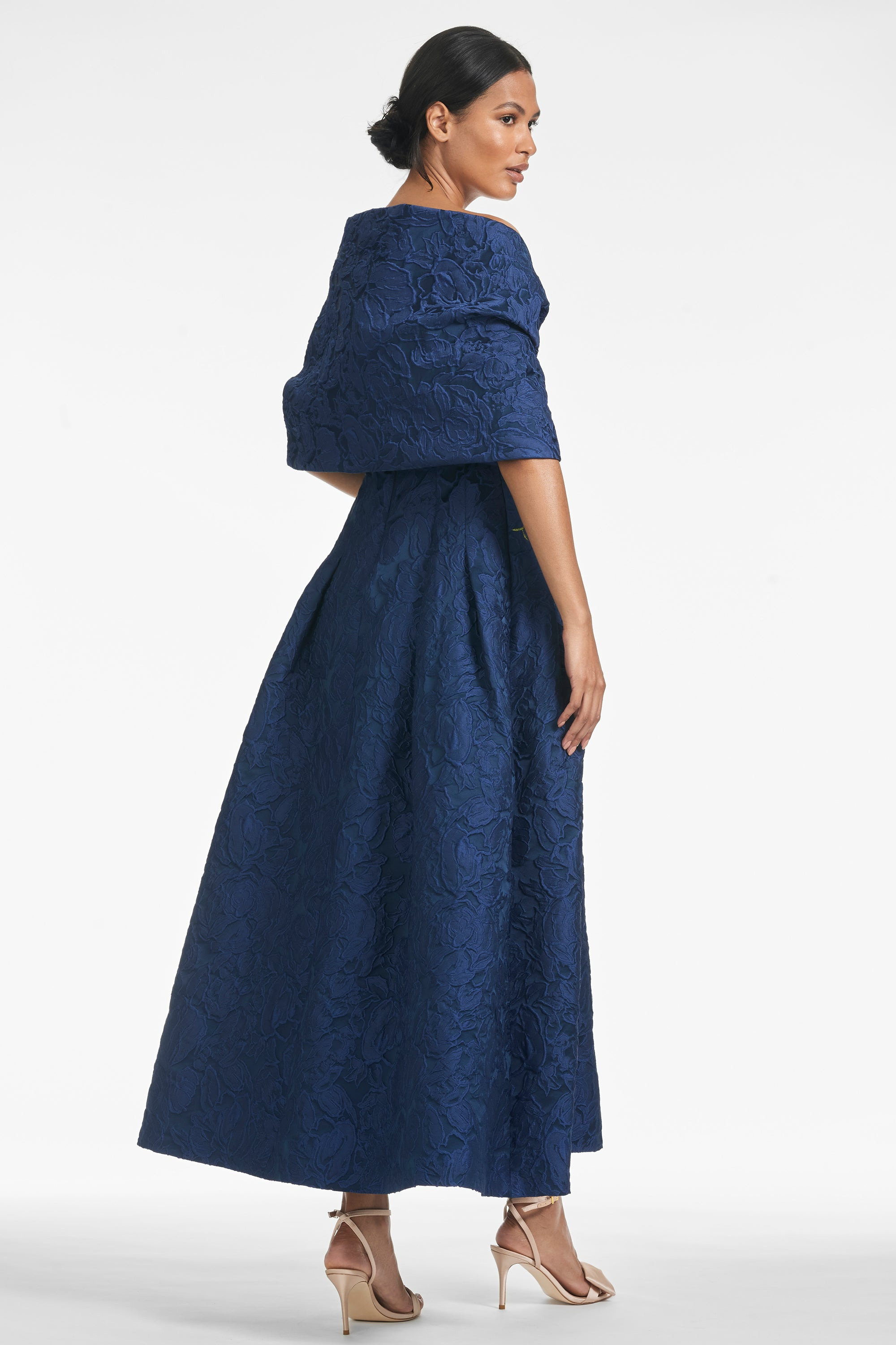 THE HUG SHAWL - MIDNIGHT JACQUARD CLOQUE - 3