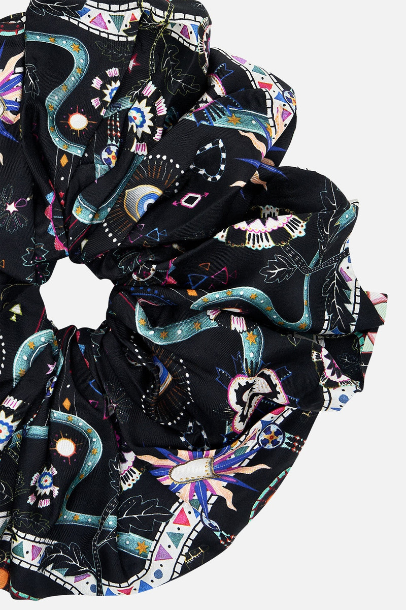 CAMILLA OVERSIZED SCRUNCHIE outlook