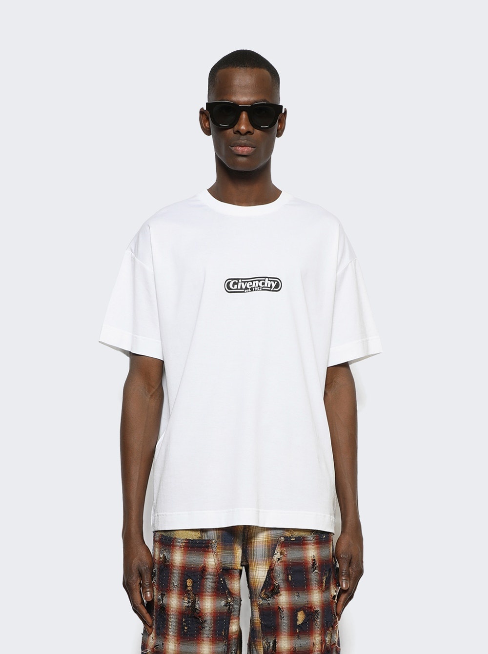 【Givenchy】STANDARD SHORT SLEEVE BASE◆BM71JA3YGK Givenchy Standard Short Sleeve Base T-Shirt in White | FWRD