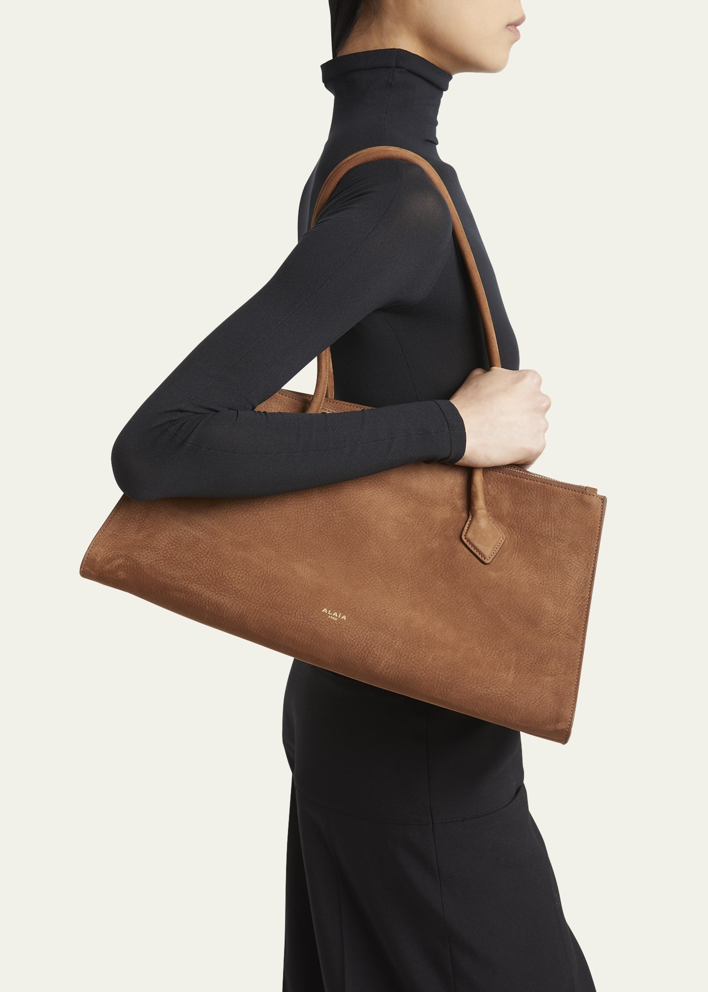 国内発送/送料関税込【Alaia】 \"Le Teckel\" bag ALAÏA Le Teckel textured-leather shoulder bag | NET-A-PORTER