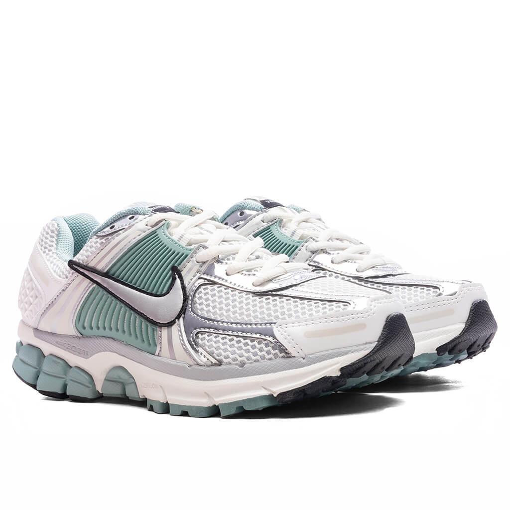 WOMEN'S ZOOM VOMERO 5 - SUMMIT WHITE/METALLIC SILVER/WOLF GREY - 2