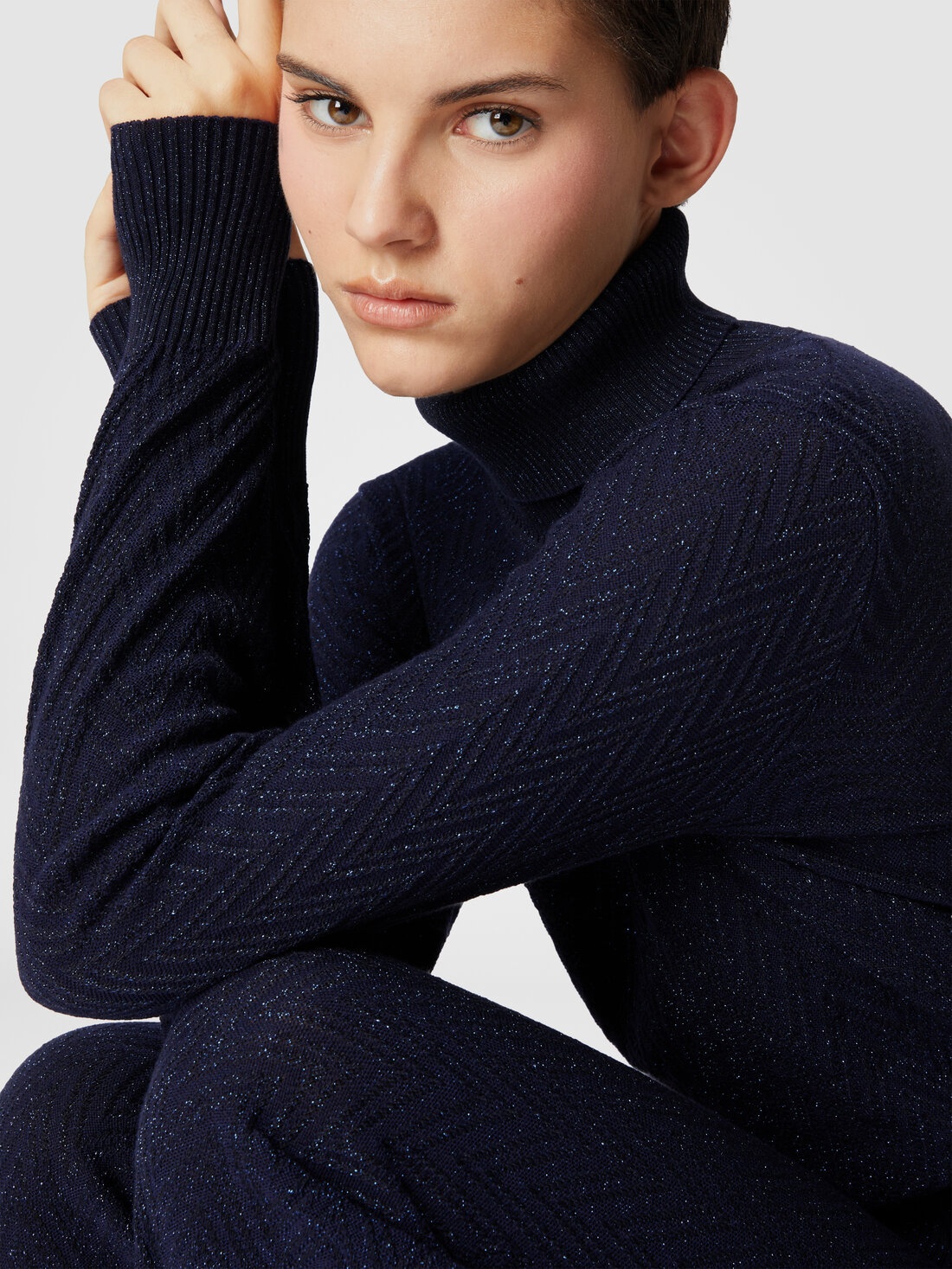 Long-sleeved turtleneck sweater with chevron pattern - 5