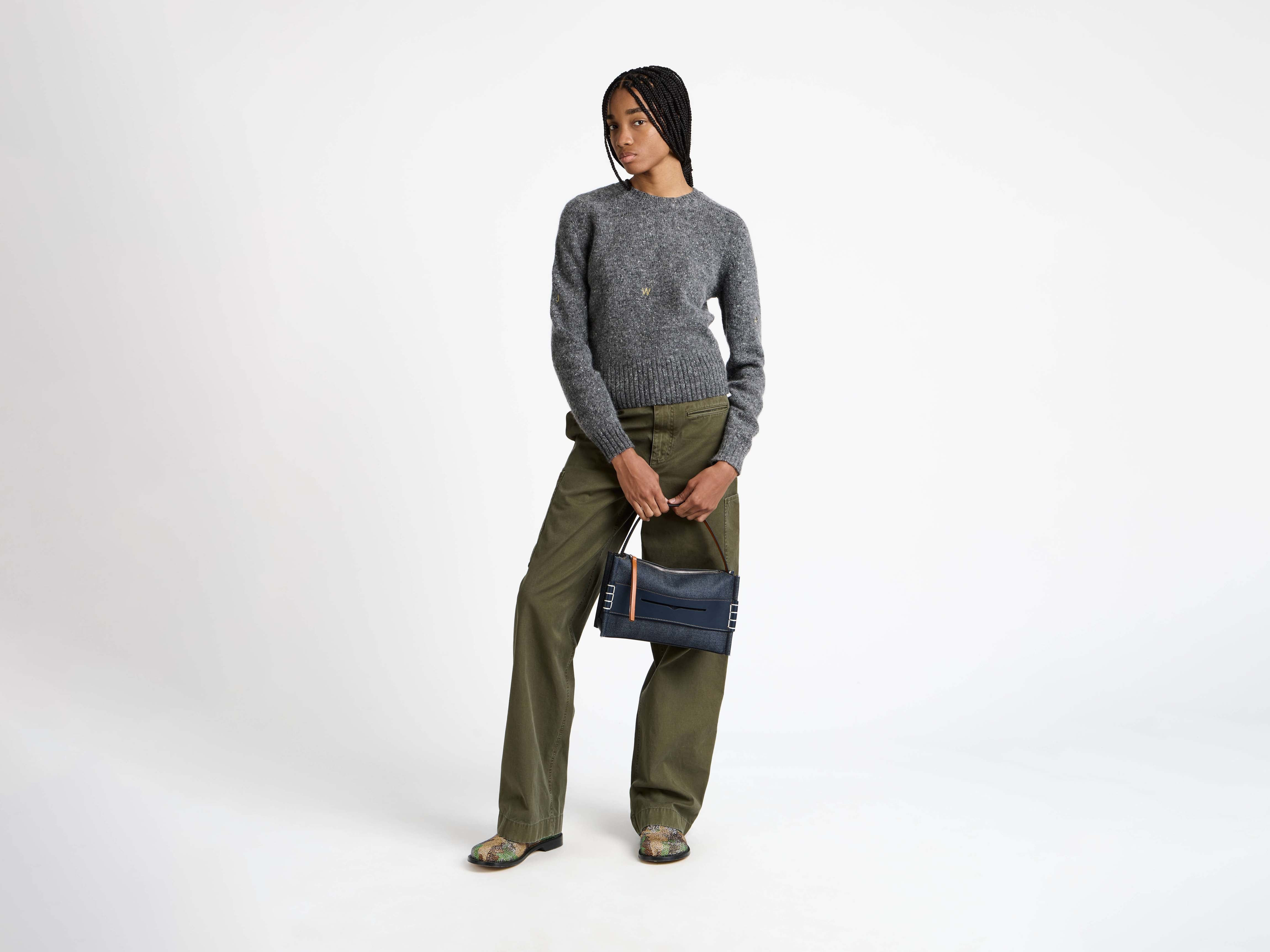 EMBROIDERED CREW NECK JUMPER IN CHARCOAL MELANGE - 2