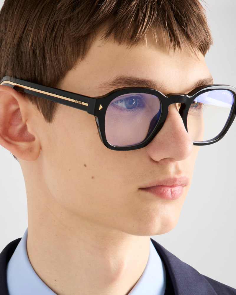 Sunglasses with the iconic metal plaque 6
