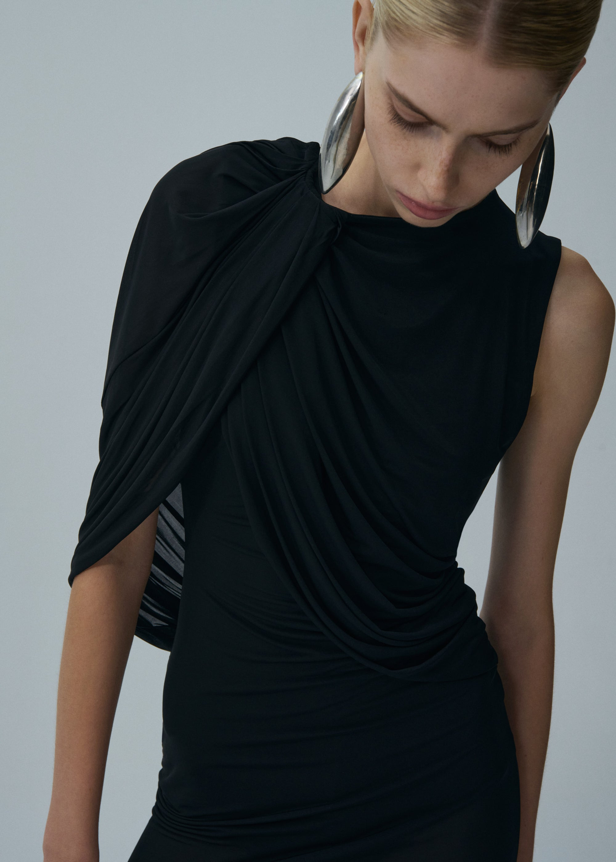 Asymmetrical draped midi dress in black - 4