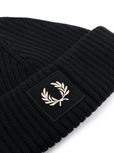 Fred Perry logo-patch ribbed beanie outlook