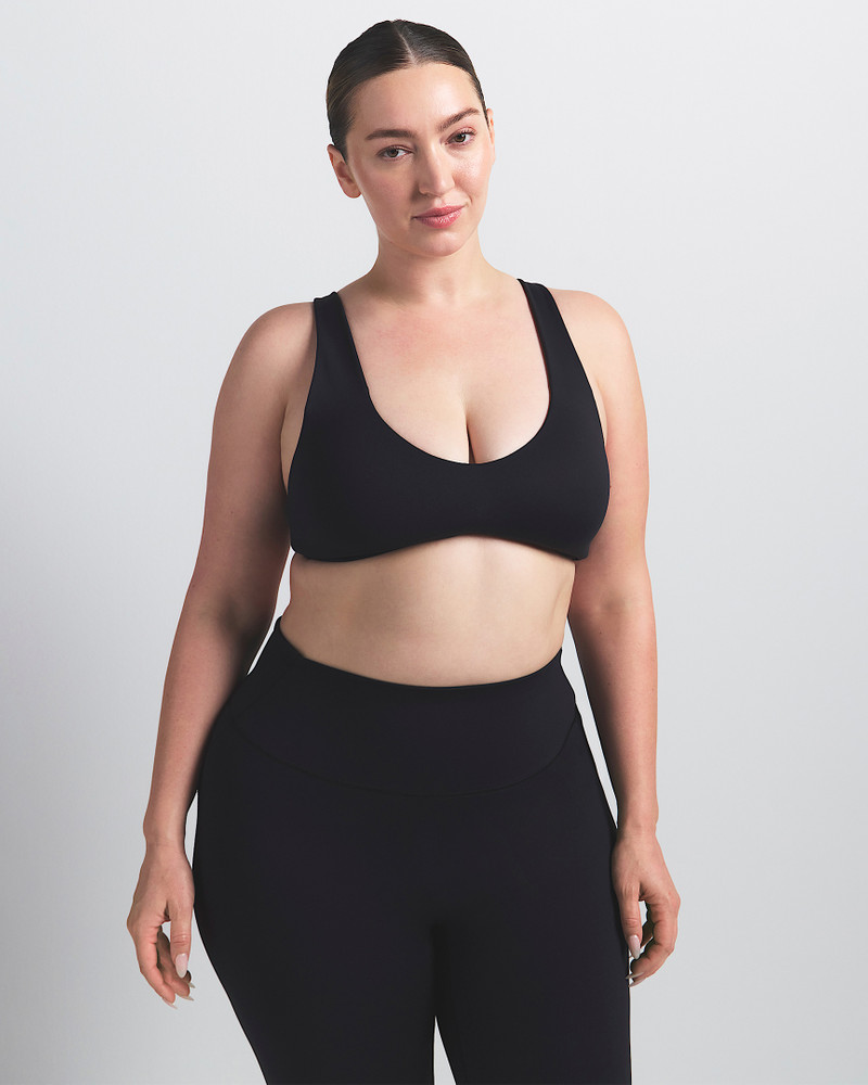 NikeSKIMS Matte Women's Shaping Scoop Bra 5