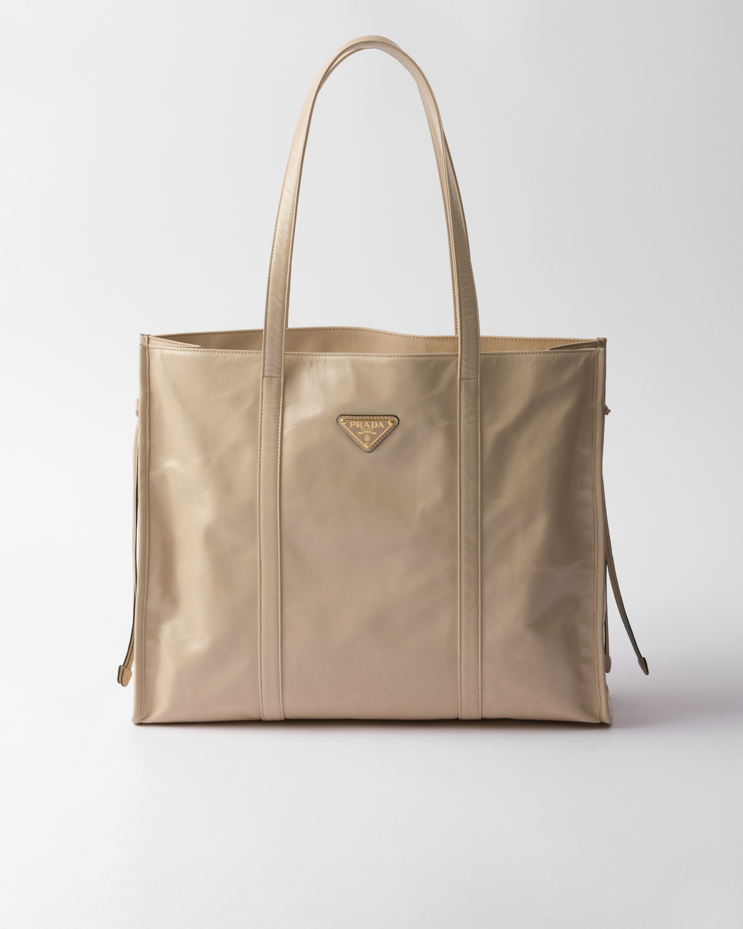 お仕事もプライベートも新作★PRADA★Large leather tote bag お仕事もプライベートも新作☆PRADA☆Large leather tote bag