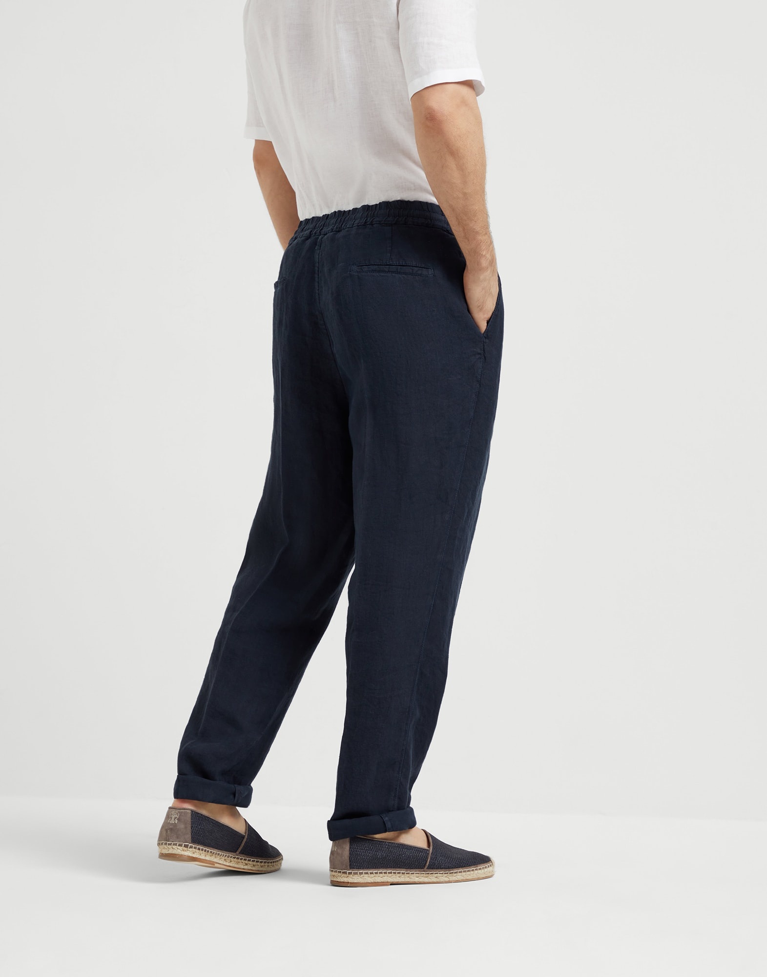 Garment-dyed leisure fit trousers in linen gabardine with drawstring and double pleats - 2