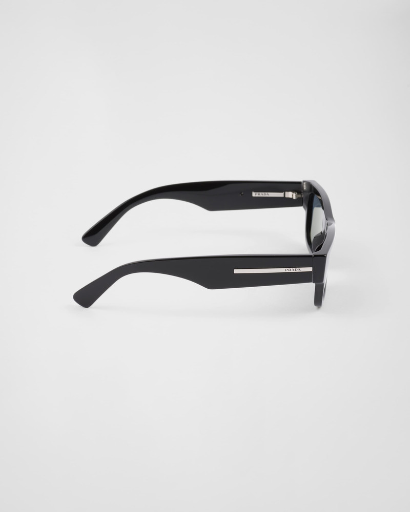 Sunglasses with iconic metal plaque 4