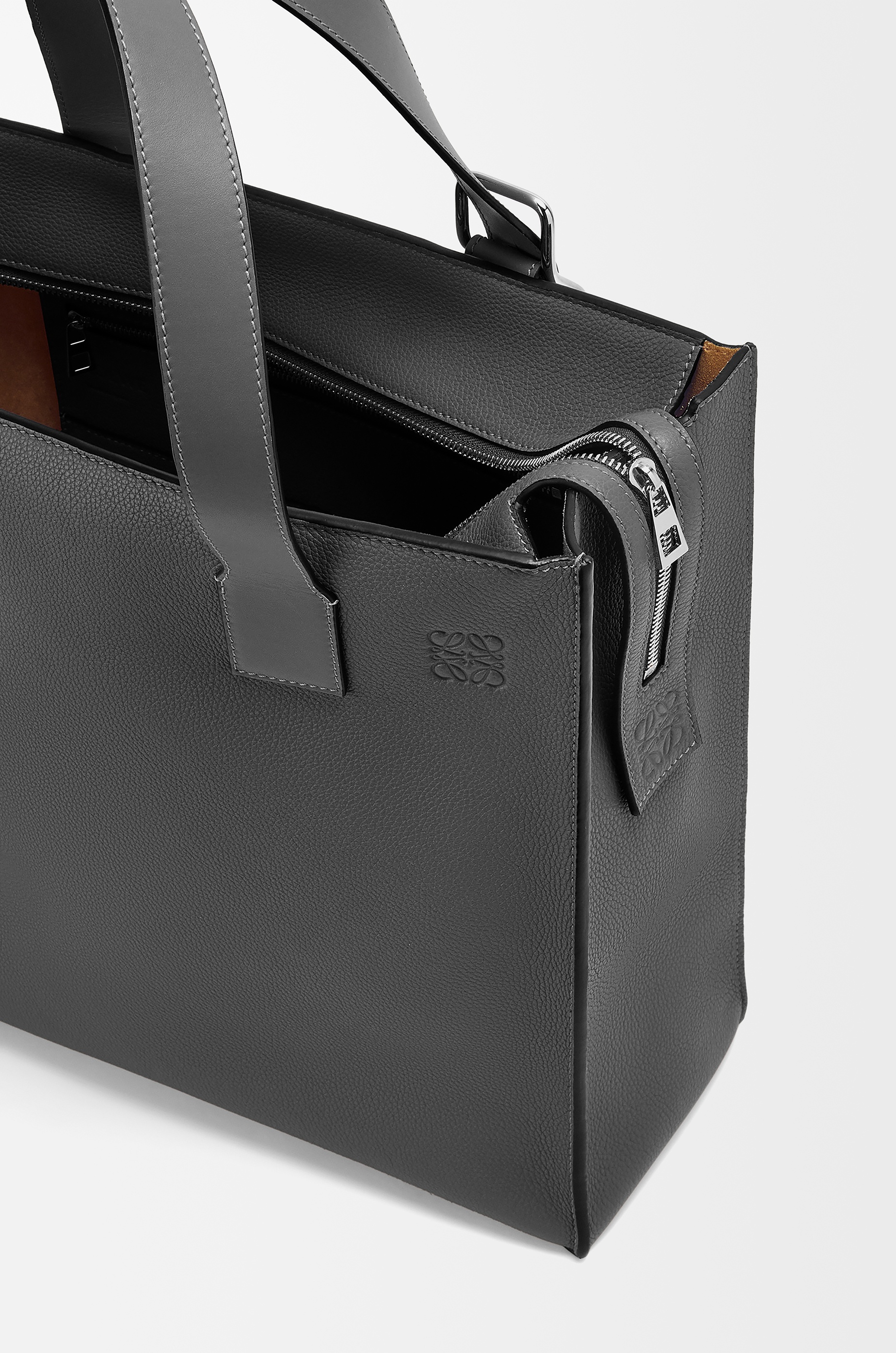 ロエベ LOEWE Loewe Buckle Zip Tote in soft grained calfskin | REVERSIBLE