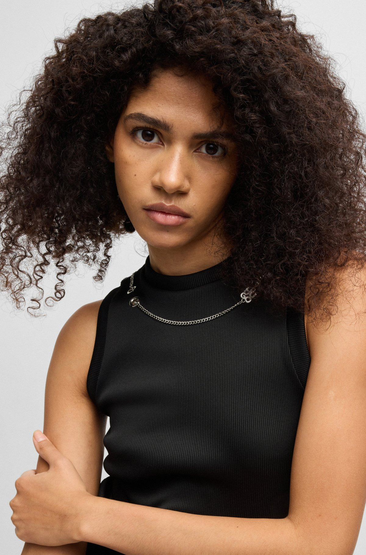 SLIM-FIT TANK TOP WITH DETACHABLE LOGO CHAIN - 5