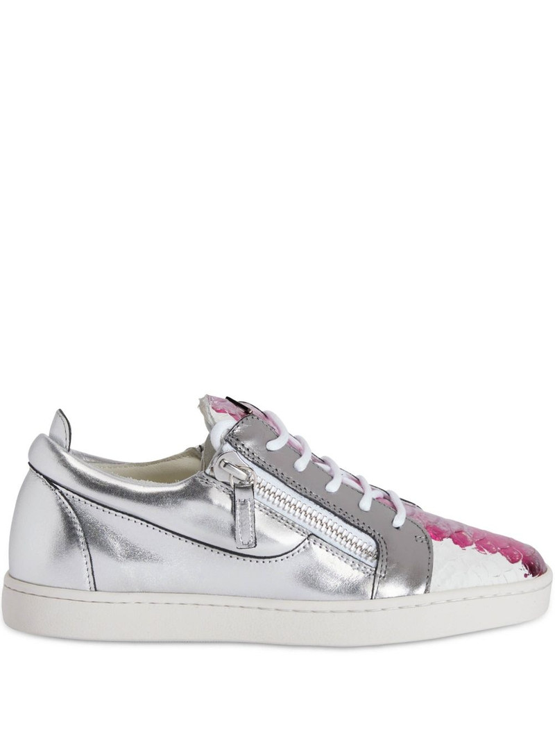 Nicki sneakers 1