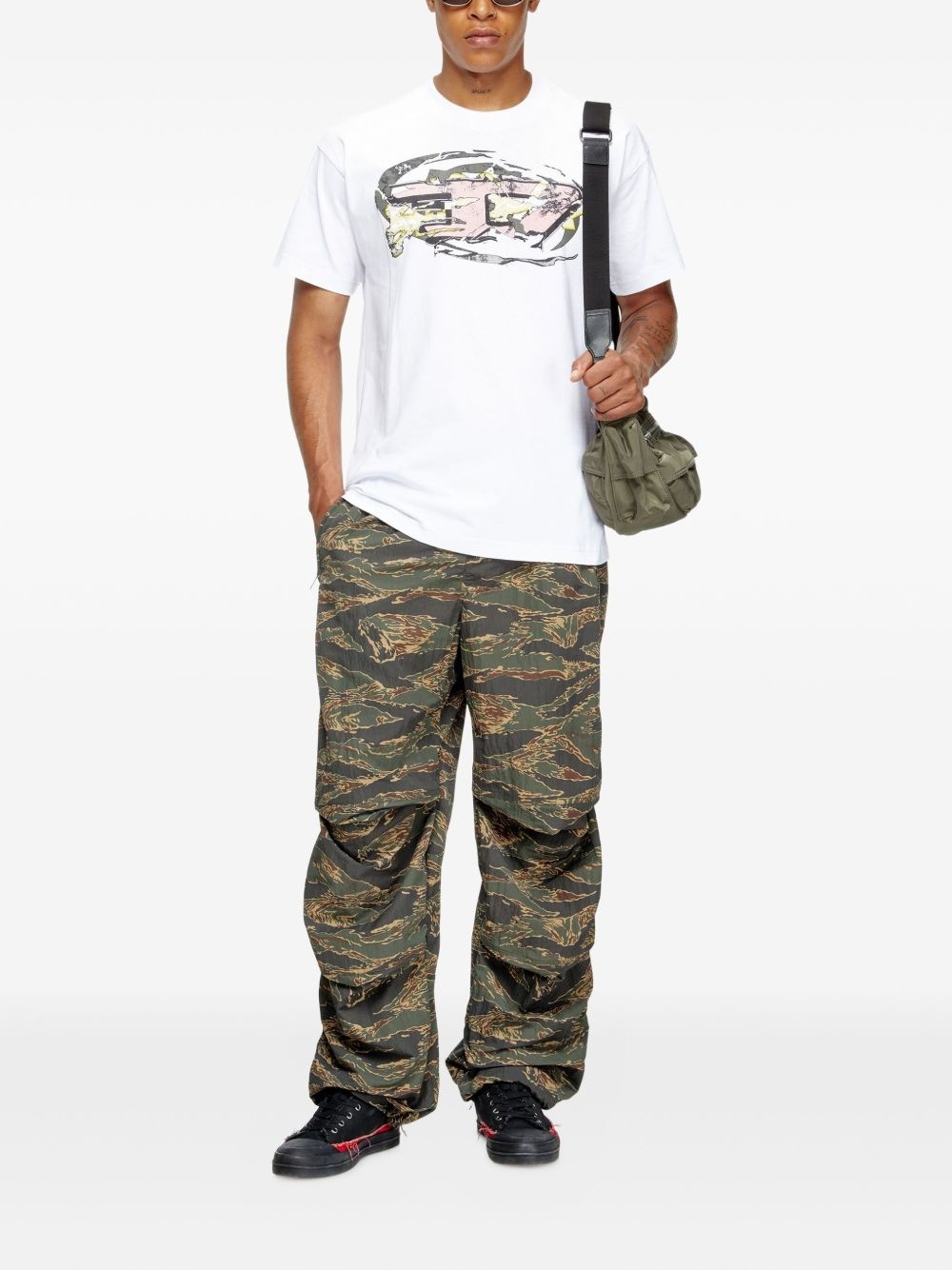 graphic-print T-shirt - 2