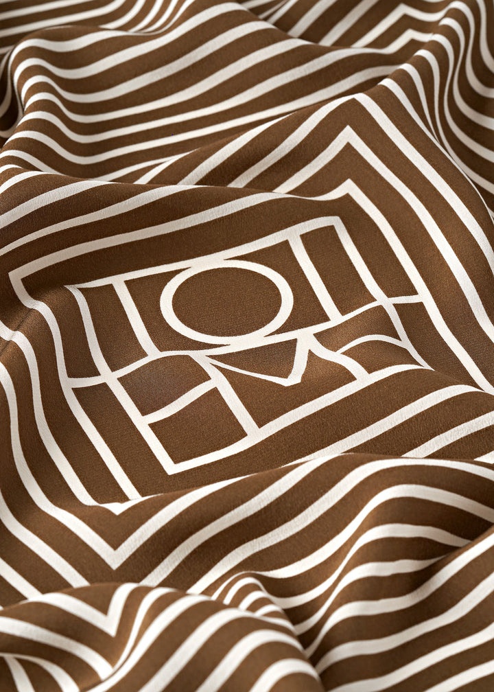 Centered monogram silk scarf mocha/vanilla - 5