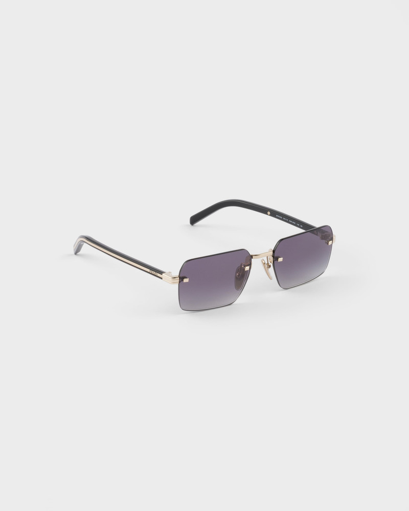 Sunglasses with the iconic metal plaque 3