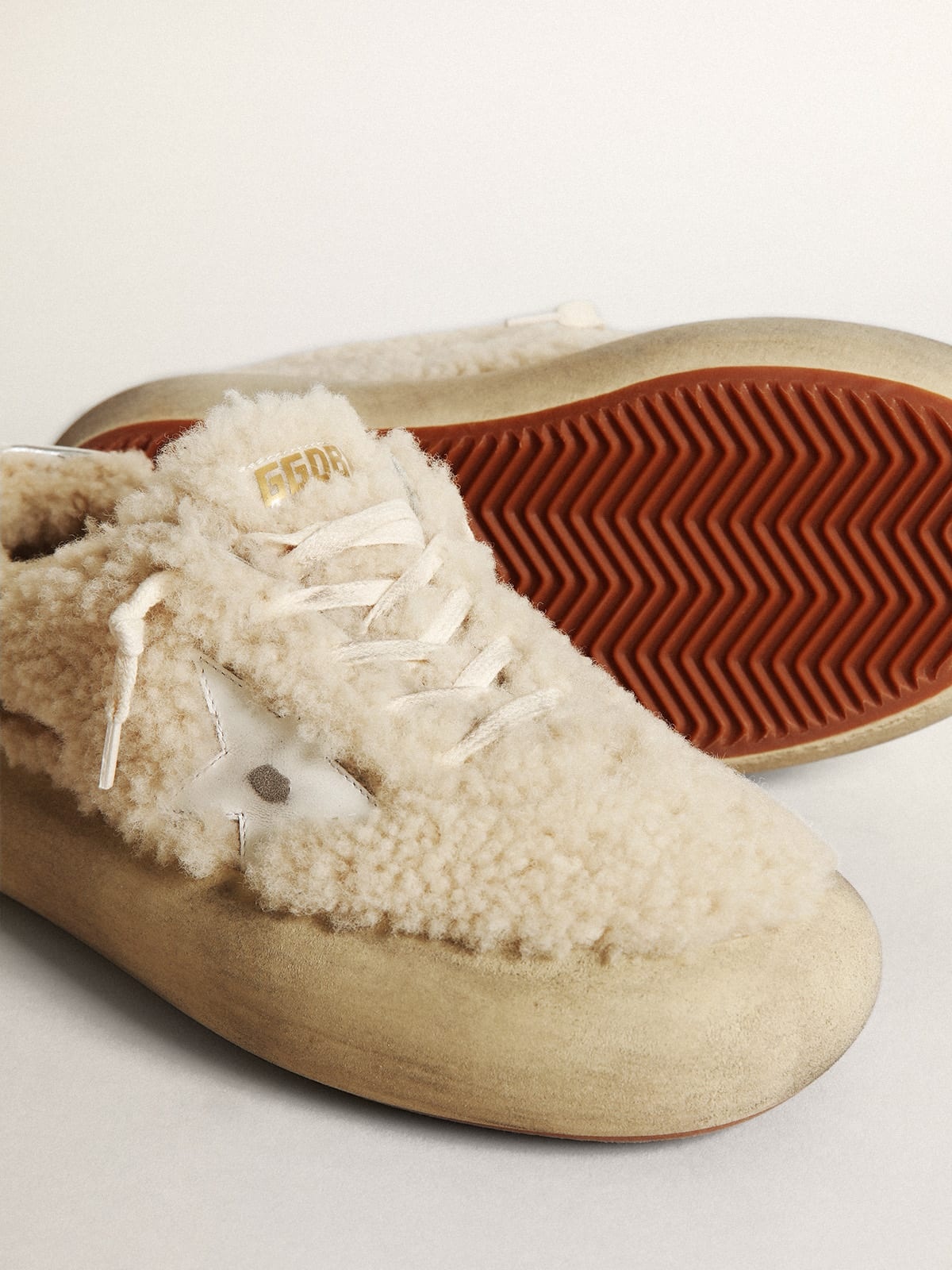 Women’s Space-Star shoes in beige shearling with white leather star and metallic leather heel tab - 4