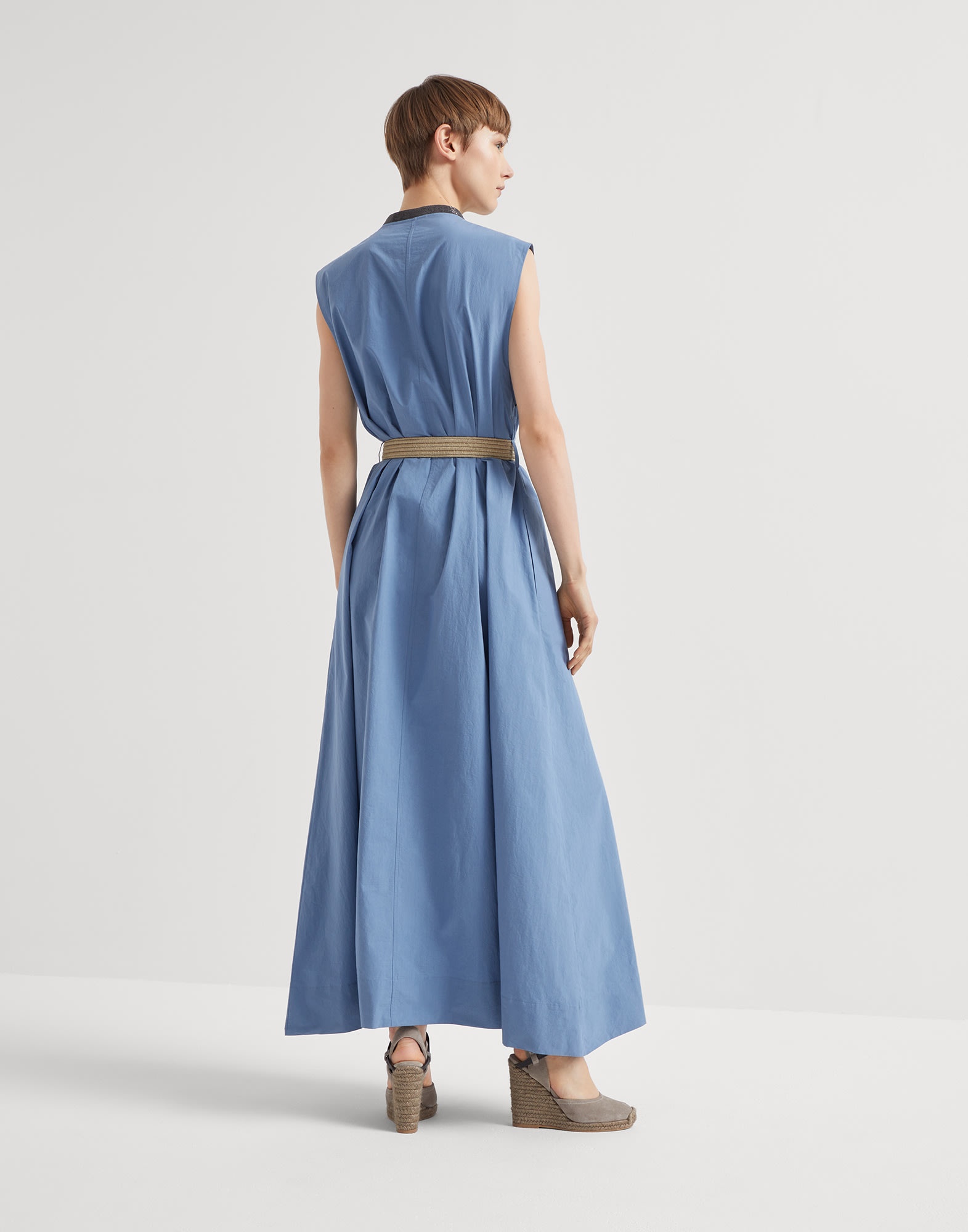 Lightweight wrinkled cotton poplin dress with raffia belt and precious neckline - 2