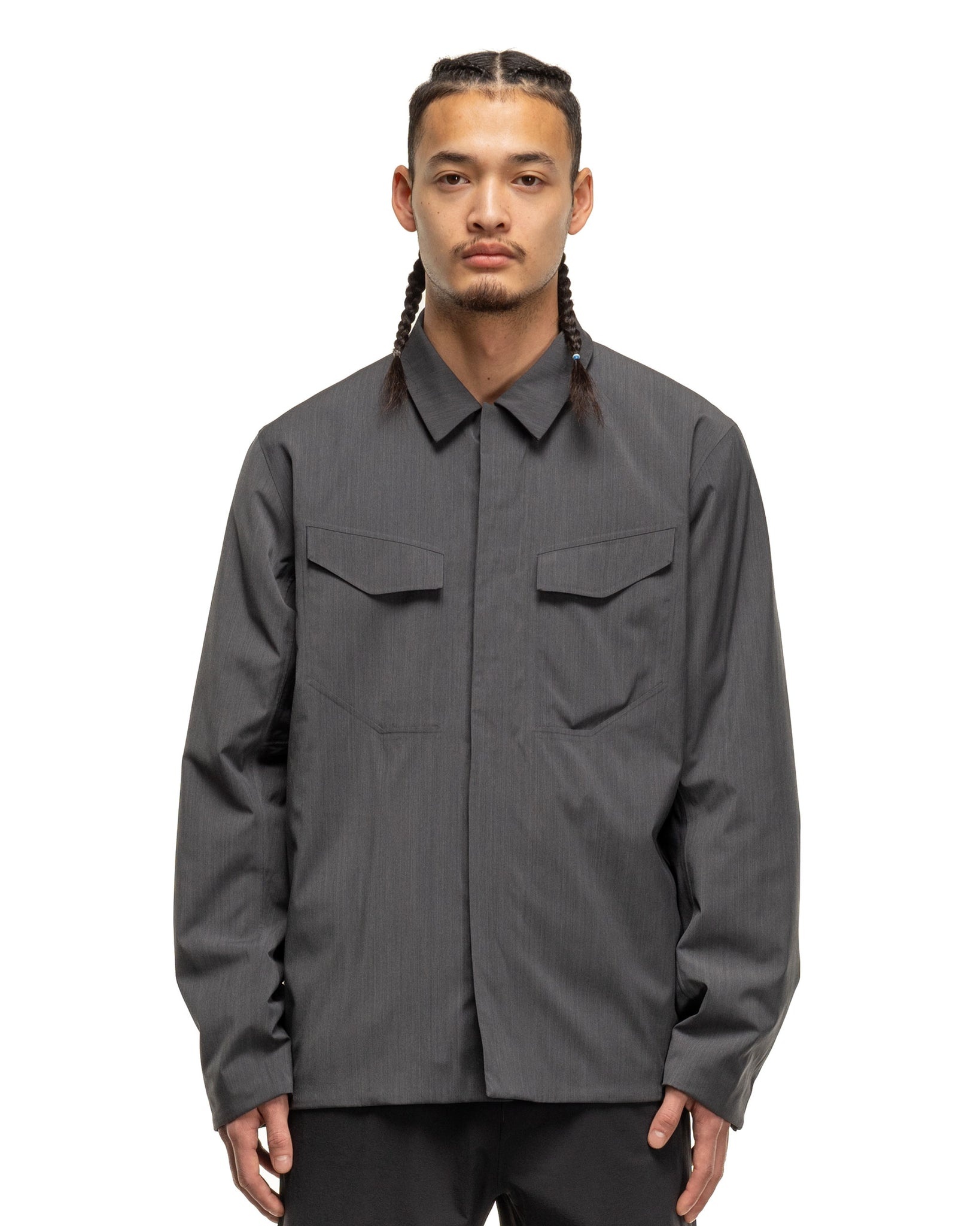 Field Softshell Tech Wool Overshirt】 Price : ¥110,000(tax in) Color : Shade  / Black すっきりとしたシルエット、快適な着心地、機能性、そして洗練された機能美が魅力のフィールド ソフトシェル テックウール オーバーシャツ。  丈夫で通気性に優れたソフトシェルを 