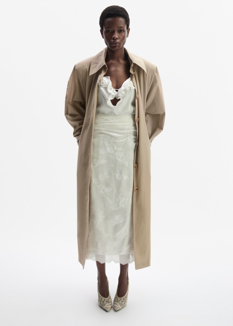 Belted trench coat in beige 4