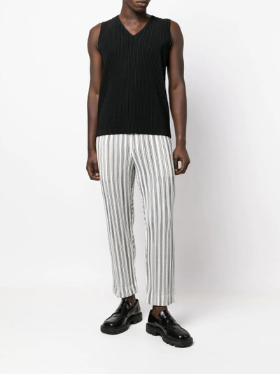 ISSEY MIYAKE pleated V-neck vest outlook