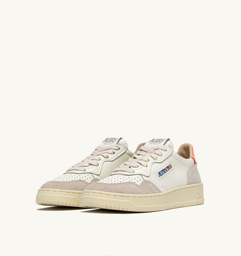 AUTRY MEDALIST LOW SNEAKERS IN WHITE AND PEACH PINK SUEDE AND LEATHER outlook