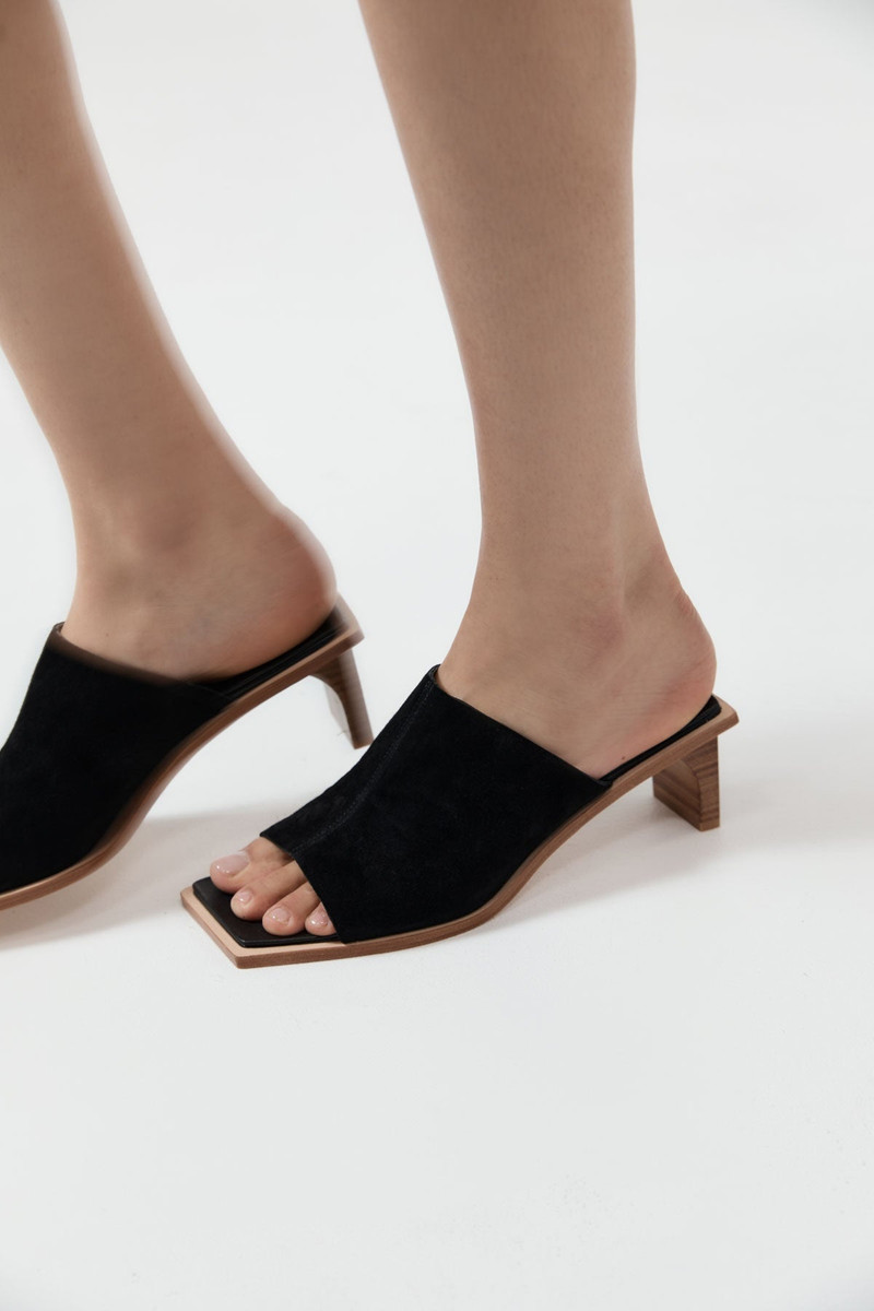 ST. AGNI Raw Edge Heel - Black outlook