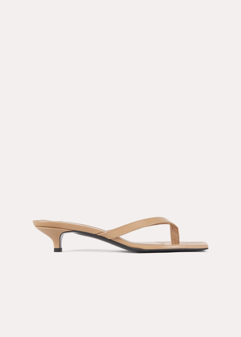 The flip-flop heel sand dune 1