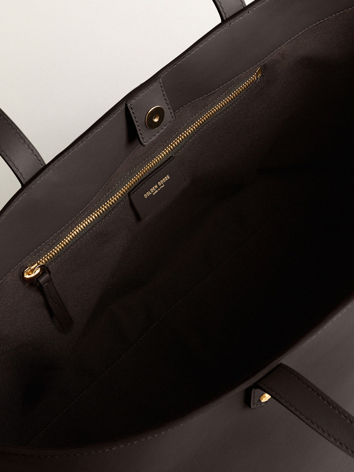 Black Pasadena Bag made of smooth leather with gold logo - 4