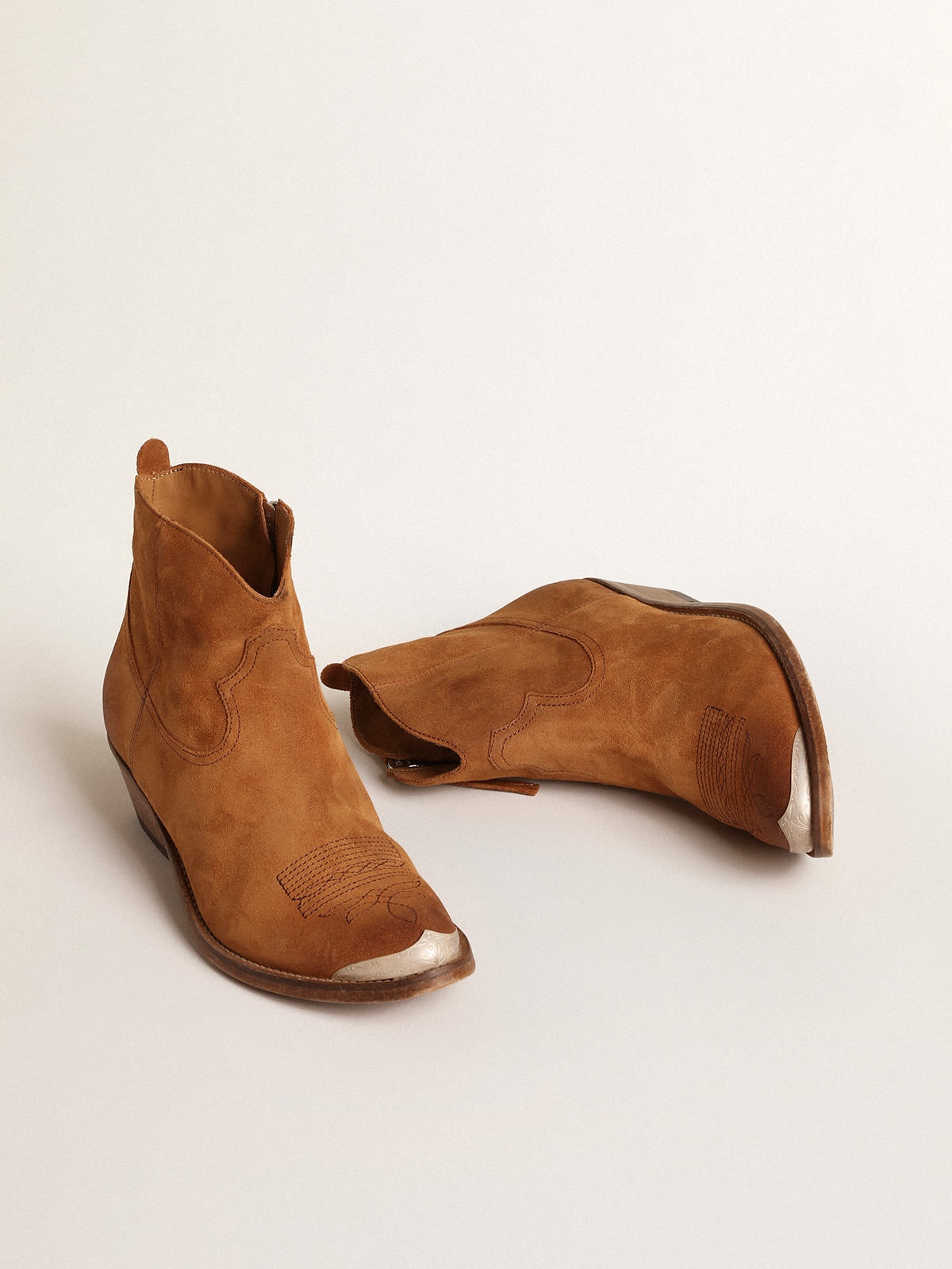 Young ankle boots in cognac-colored suede