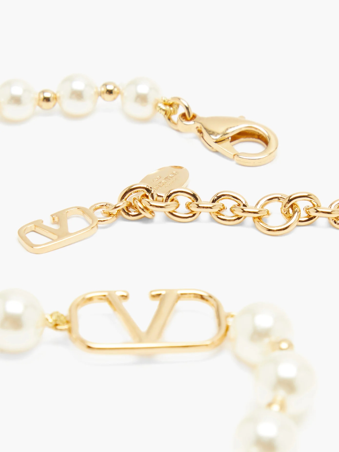 V-logo charm faux-pearl necklace - 4