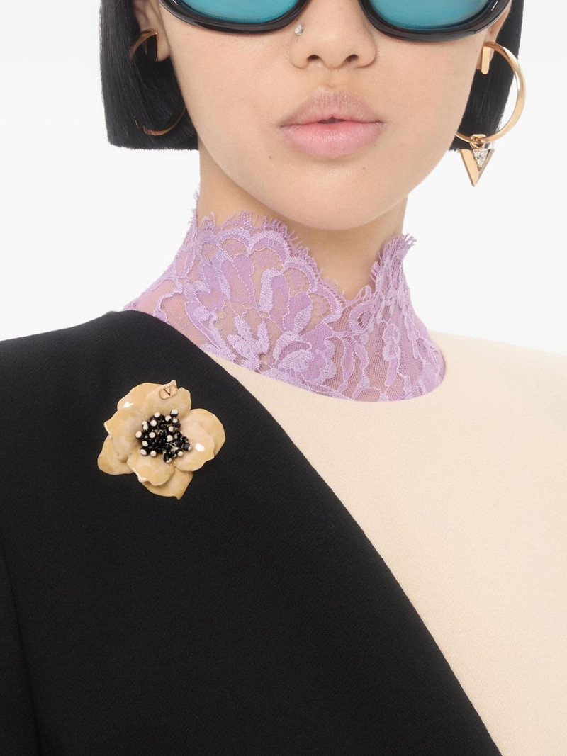 Valentino Fleur Lumineuse VLogo brooch outlook