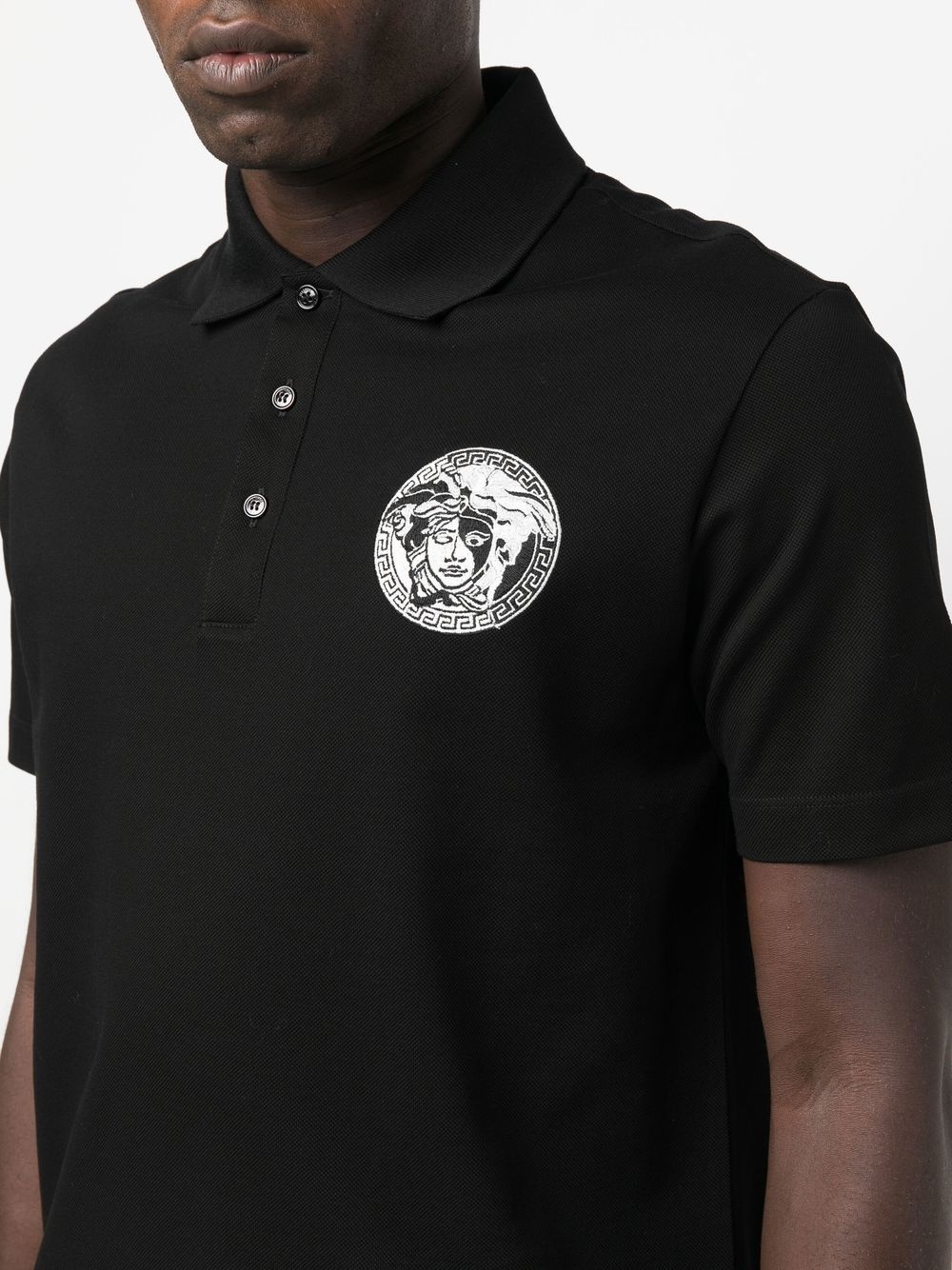 Medusa-embroidered polo shirt - 5