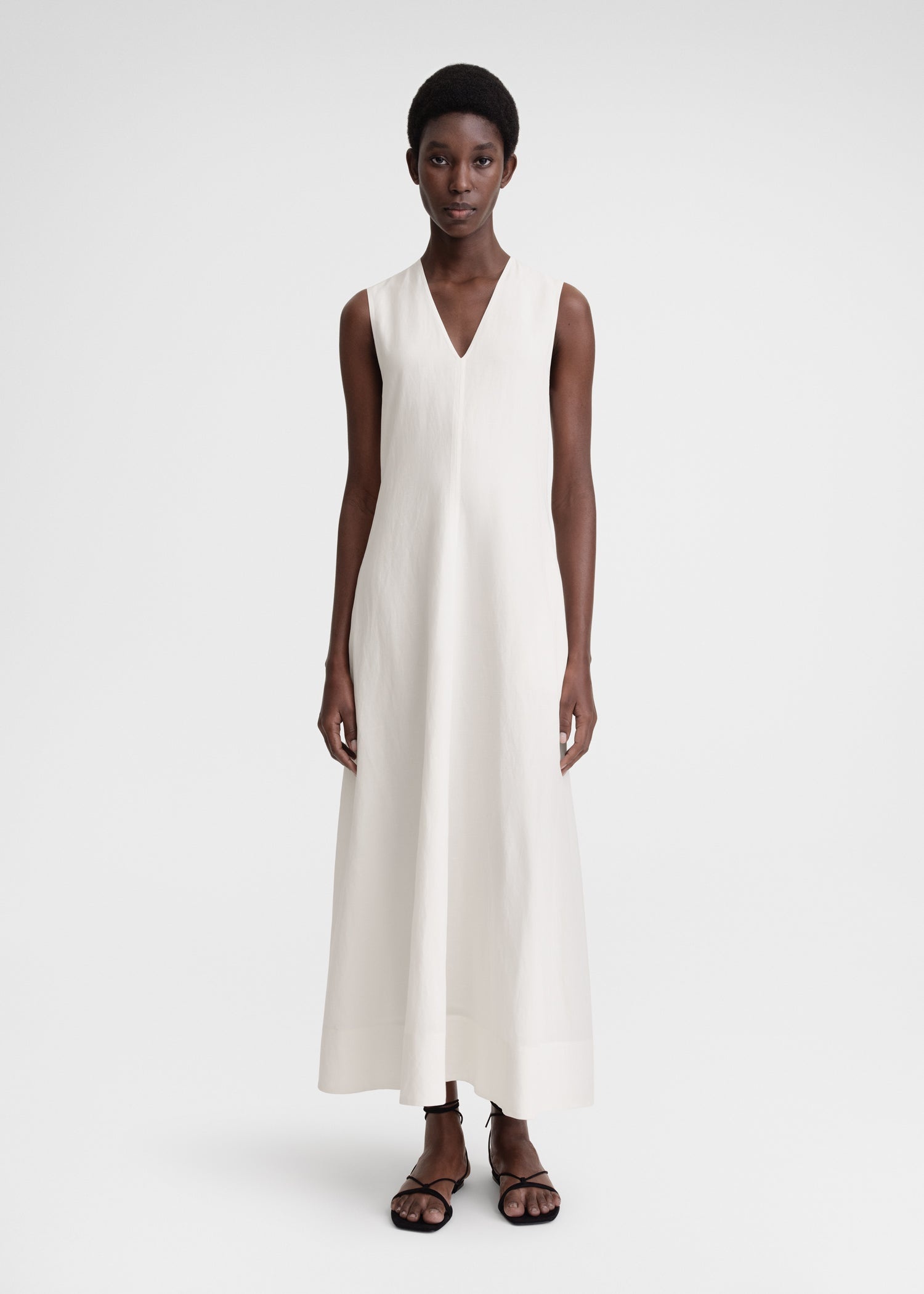 ■TOTEME■Fluid Vネック リネンドレス Toteme Fluid V Neck Dress in Off White | FWRD