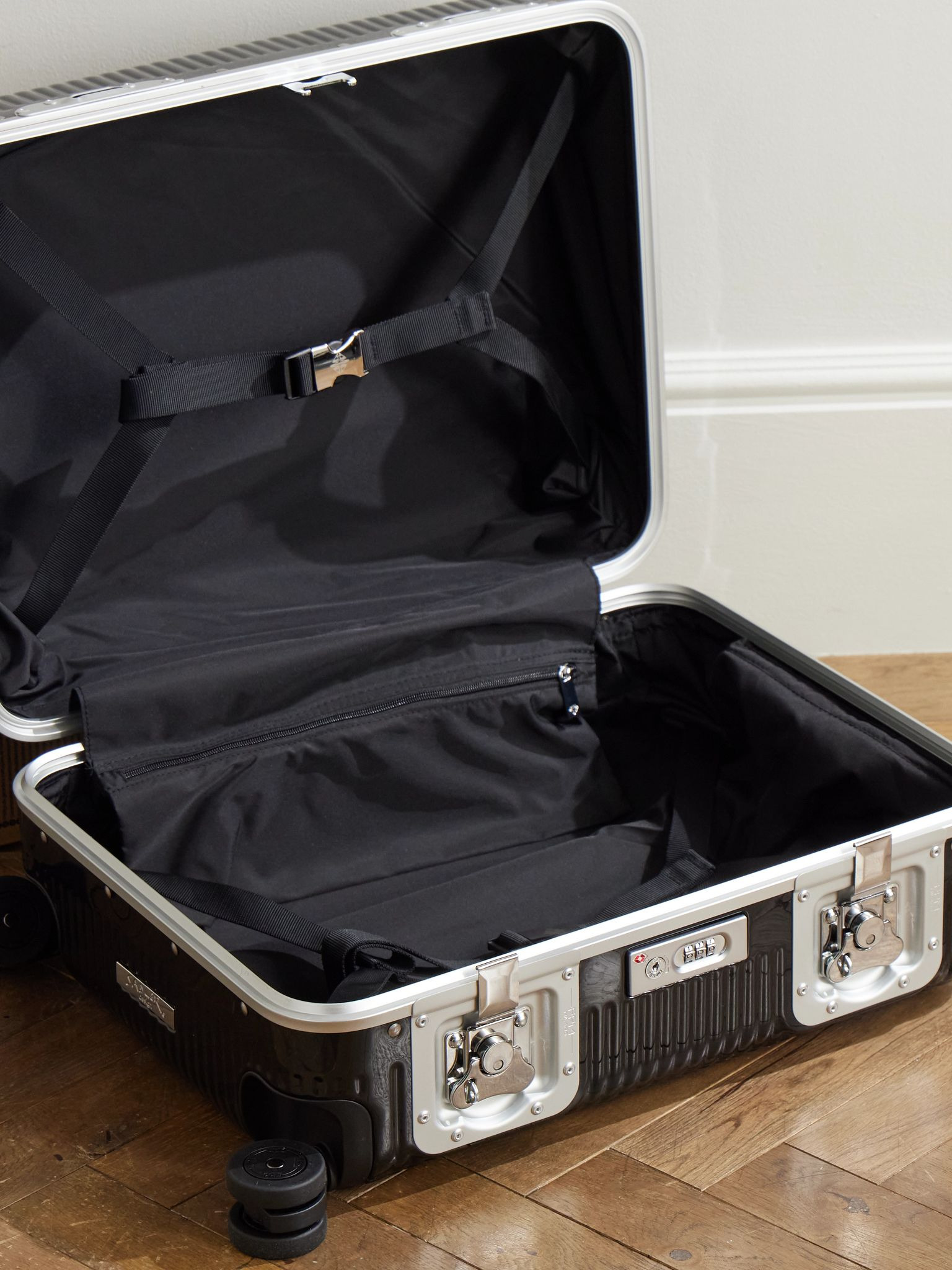 Bank Light 55cm Leather-Trimmed Polycarbonate Spinner Suitcase Black - 3