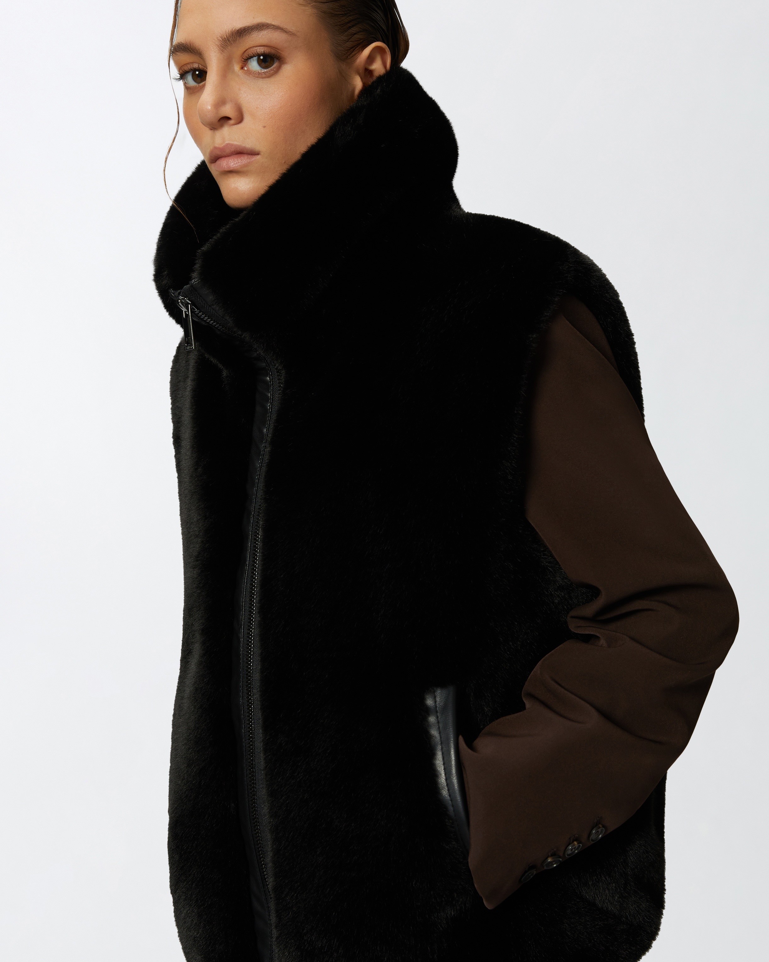 SLEEVELESS FAUX FUR JACKET WITH HIGH COLLAR. - 5