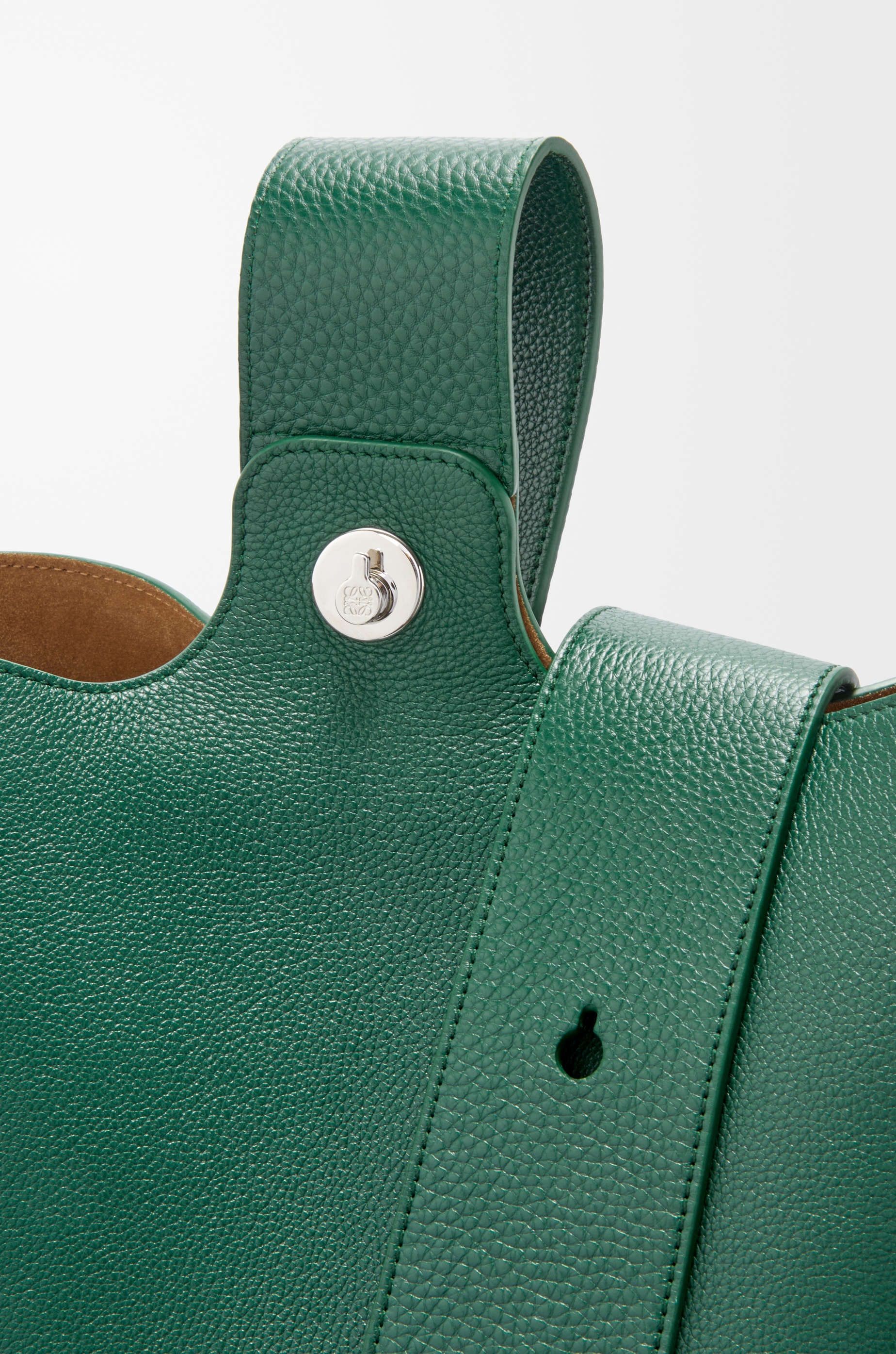Large Pebble bucket in supple grained calfskin - 6