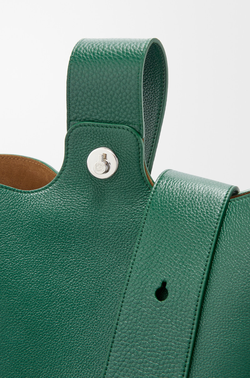 Large Pebble bucket in supple grained calfskin 6