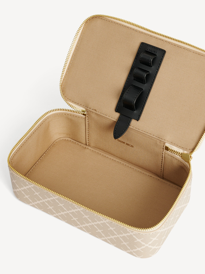 BY MALENE BIRGER Bae cosmetic case outlook