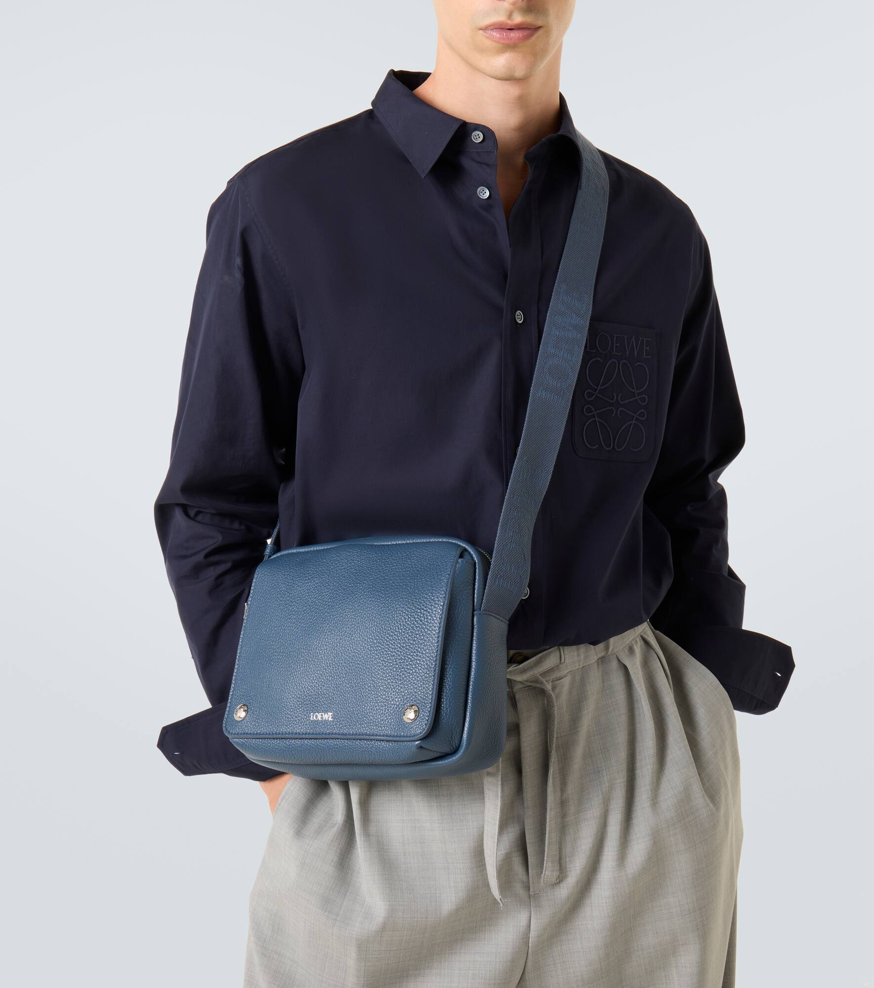 Pebble Medium leather messenger bag - 2
