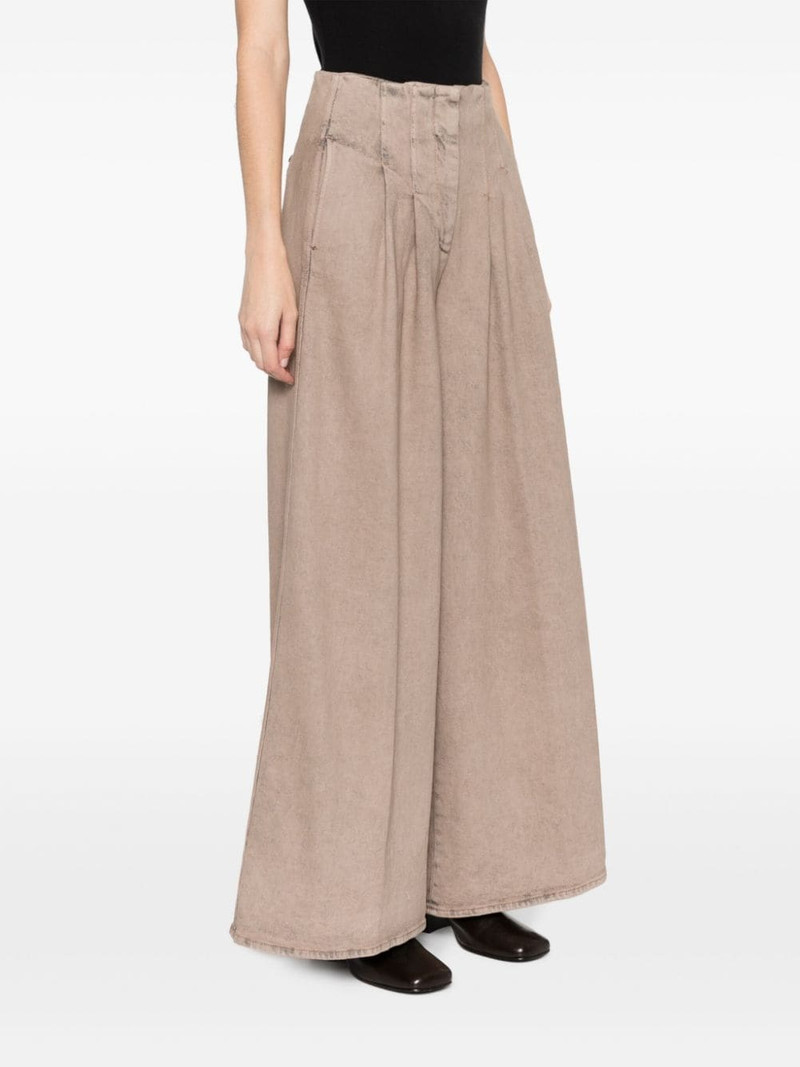 wide-leg pleated jeans 3