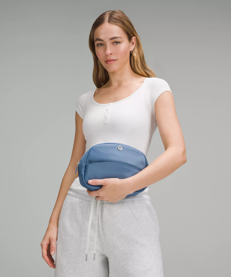 lululemon City Essentials Pouch 2L outlook