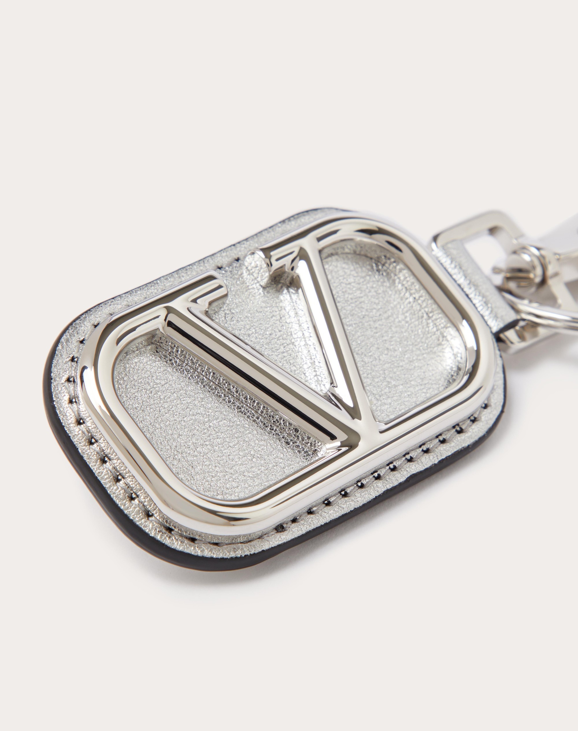 VLOGO SIGNATURE GRAINY METALLIC CALFSKIN KEY CHAIN - 2