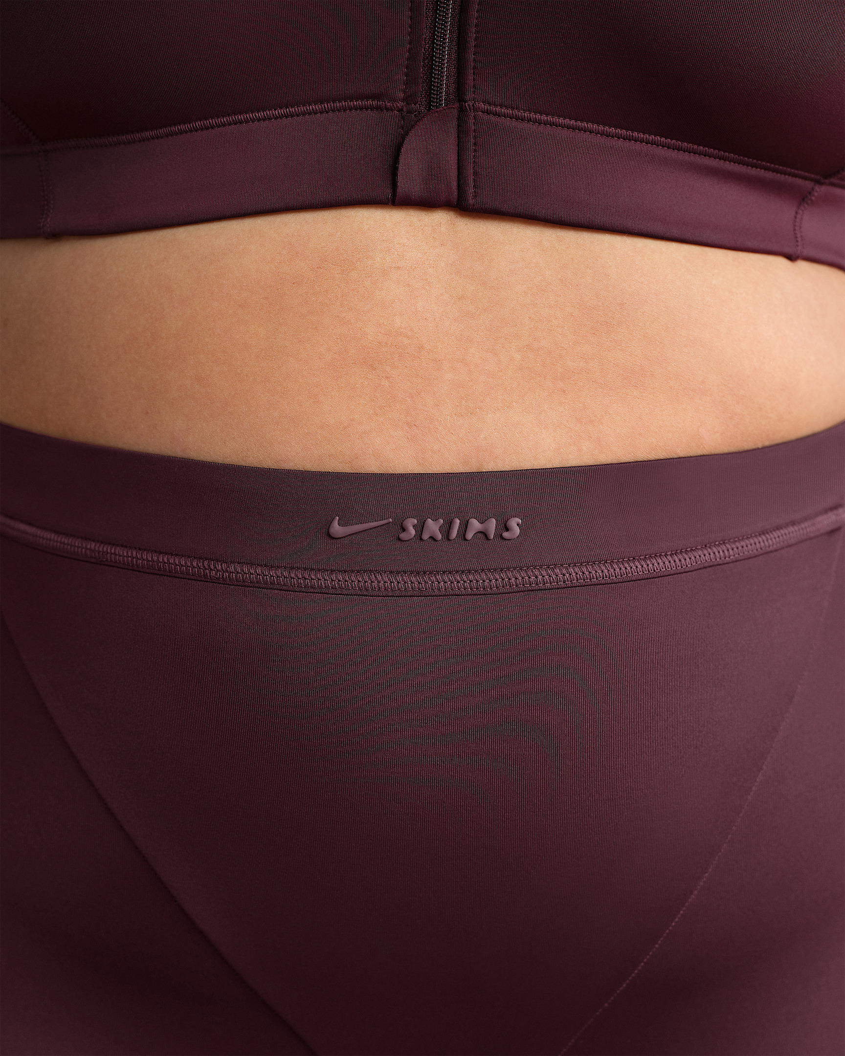 NikeSKIMS Shine Women's High-Waisted V-Panel 26" Leggings - 10
