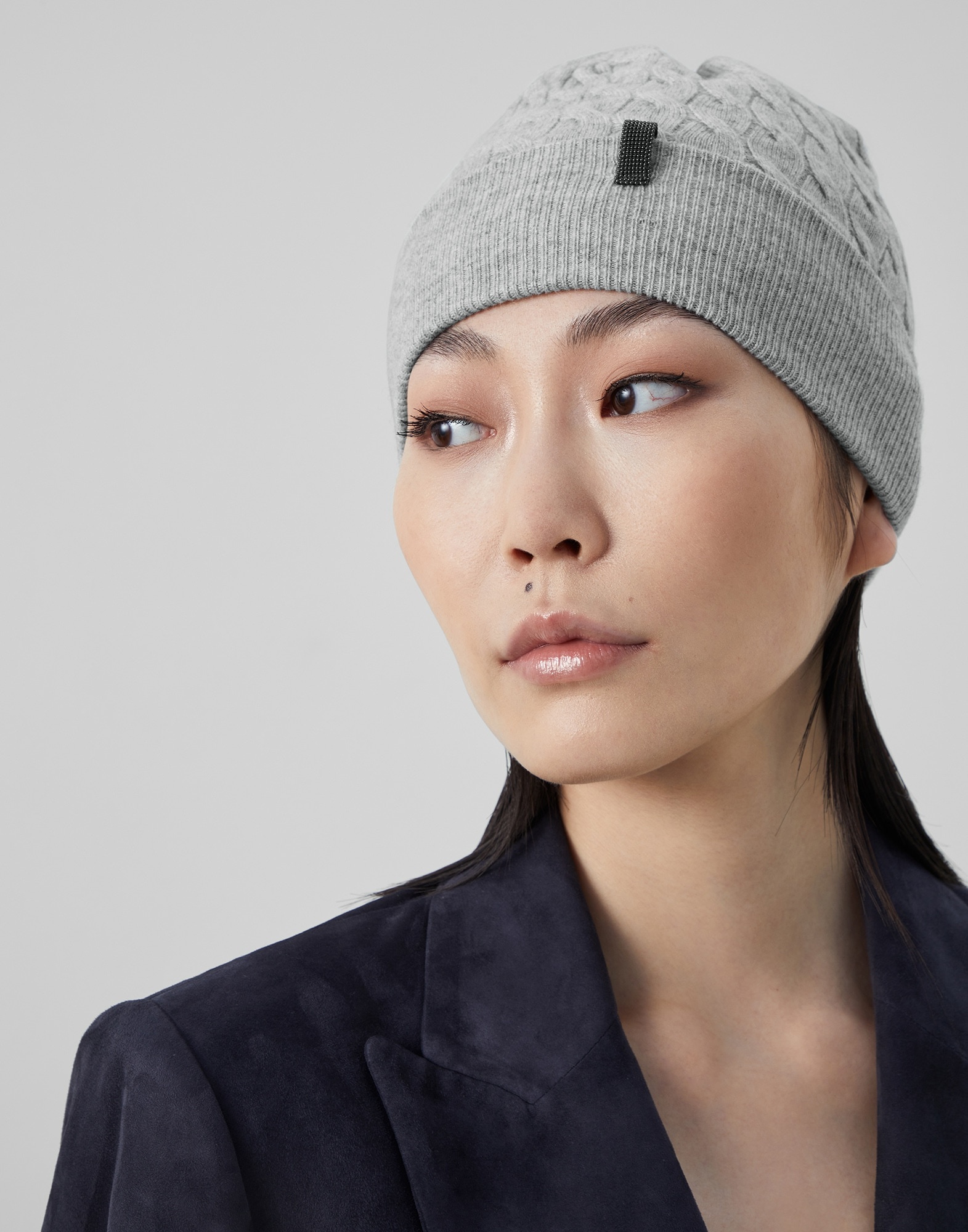 Virgin wool, cashmere and silk cable knit beanie with shiny tab - 3