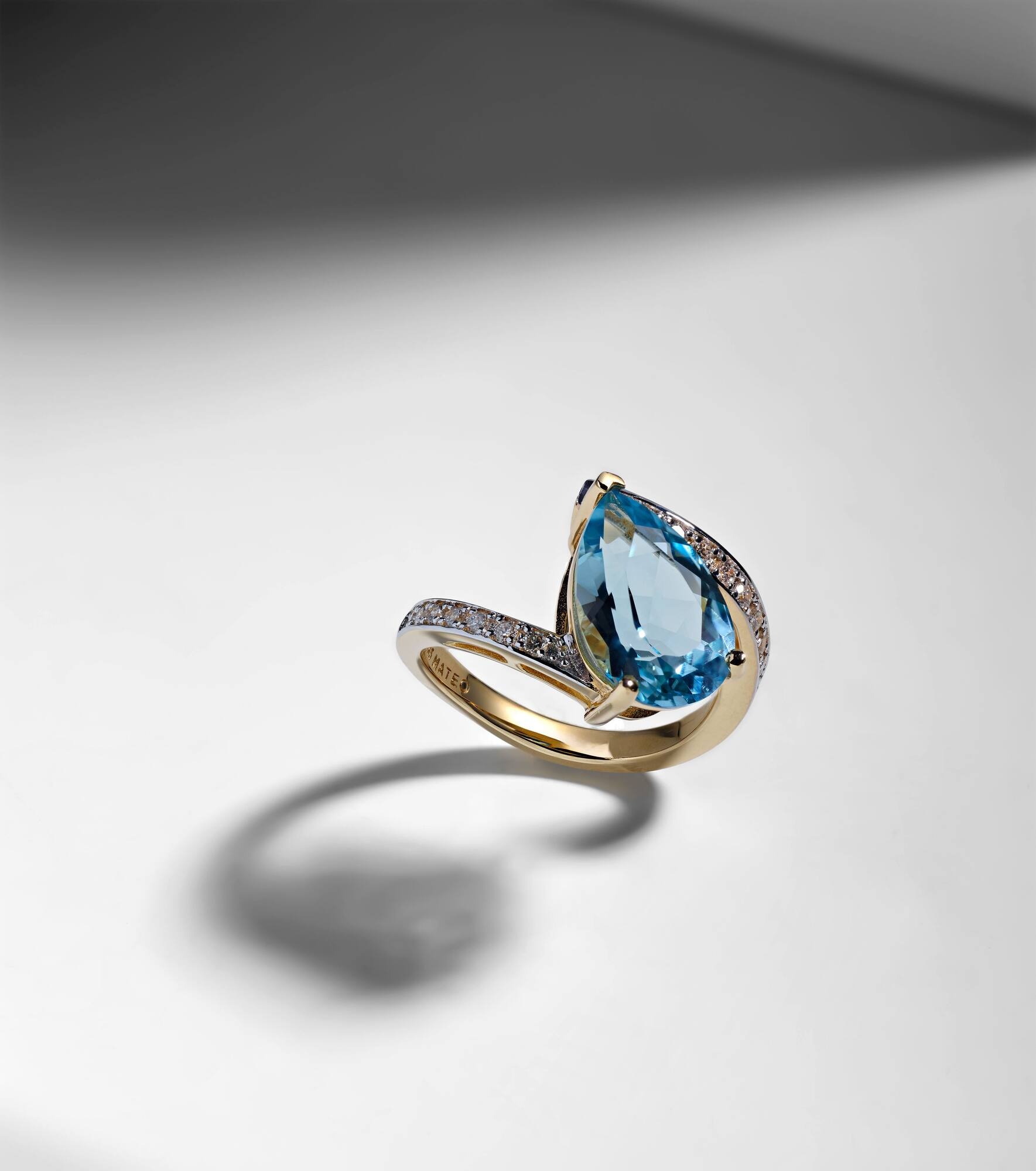 Slanted 14kt gold ring with topaz and diamonds - 5
