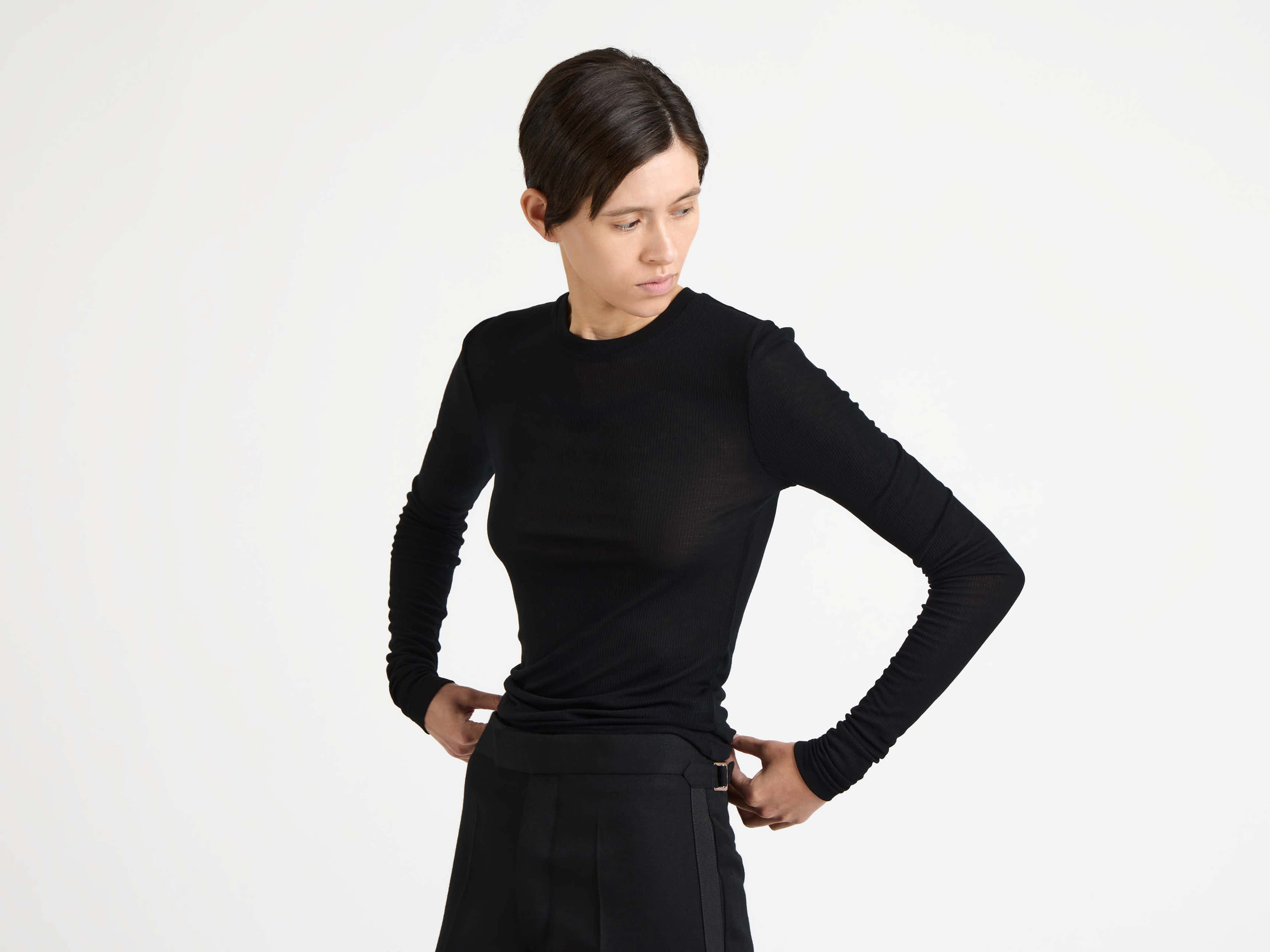 LONG SLEEVE CREW NECKLINE TOP IN BLACK - 4