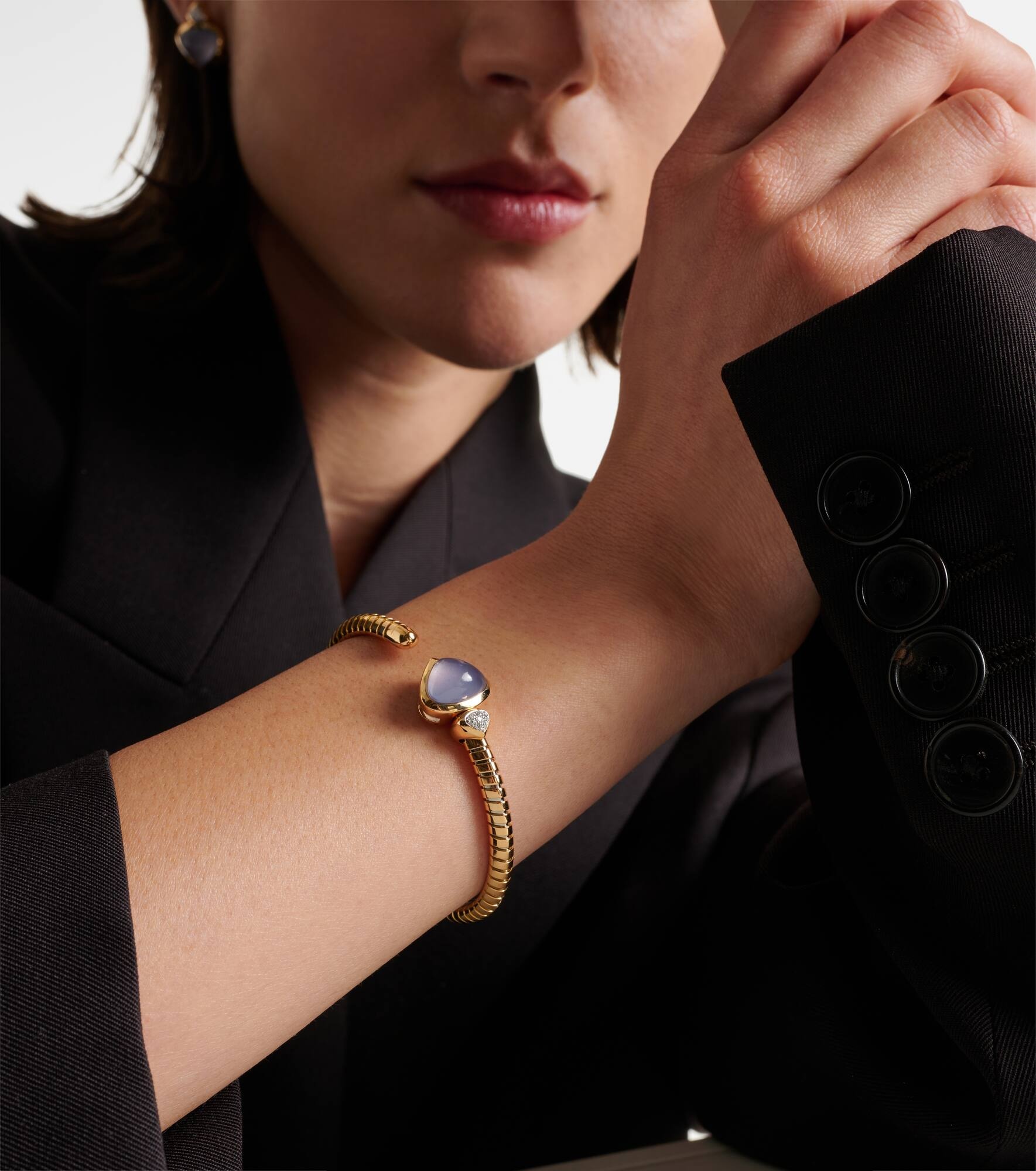 Trisolina Bypass 18kt gold cuff bracelet with chalcedony and diamonds - 3