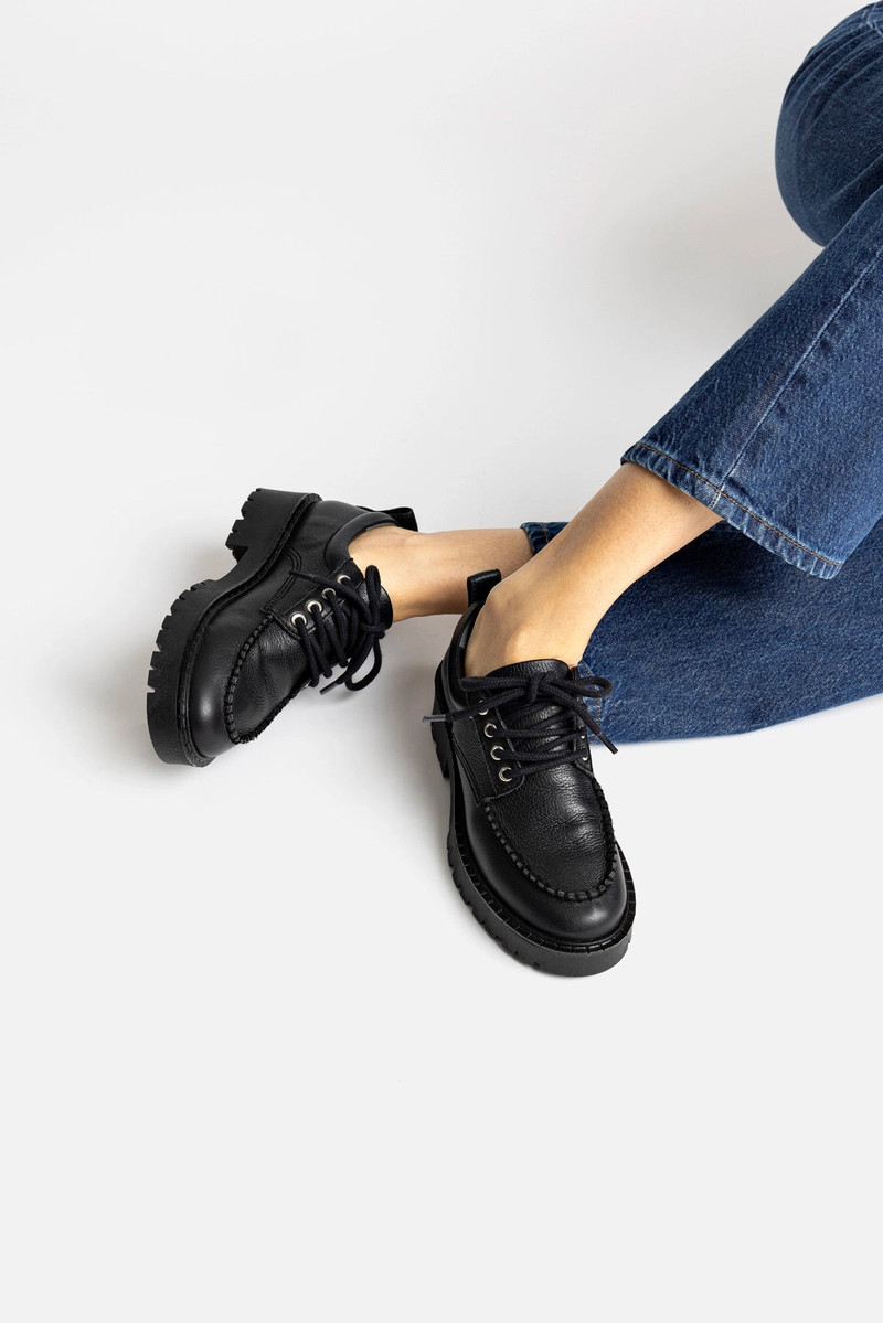 Larroudé London Lace Up Loafer In Black Leather outlook